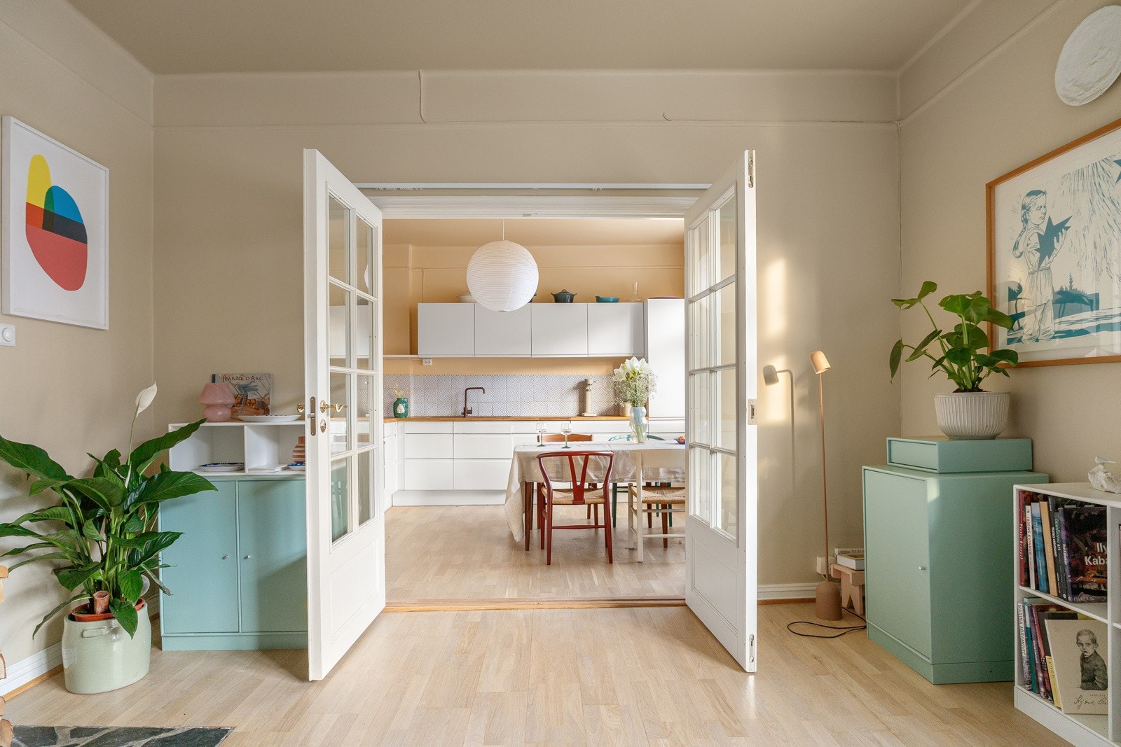 Stuen og kjøkkenet er elegant separert av doble glassdører. Galleribilde