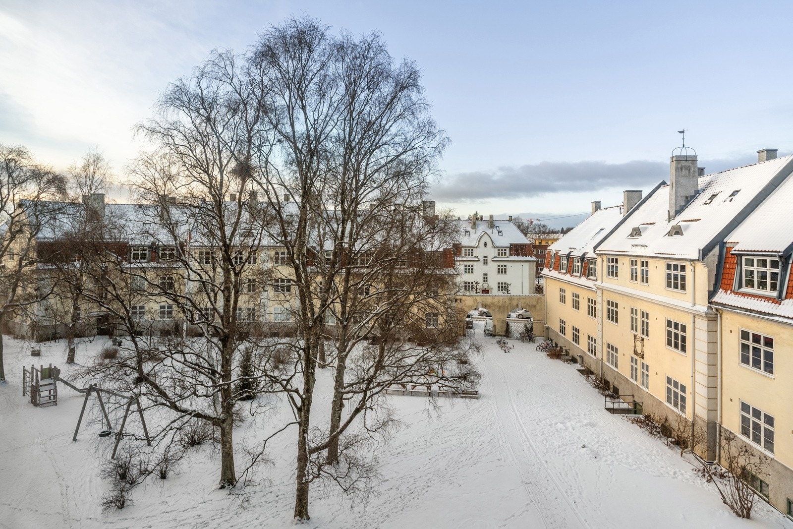 Vender mot bakgård, med nydelig utsyn mot himmel og grønne omgivelser. Galleribilde