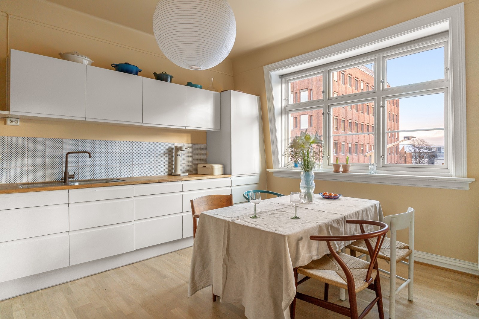 Det er integrerte hvitevarer som induksjonsplatetopp, stekeovn, oppvaskmaskin og kjøle-/fryseskap. Galleribilde