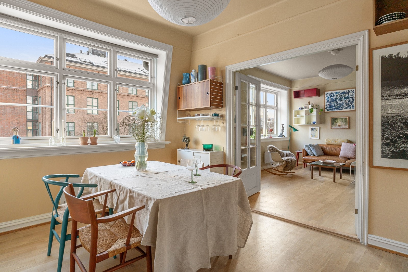 Fra kjøkkenet har du flott utsyn mot blå himmel, gjennom store klassiske vinduer. Galleribilde