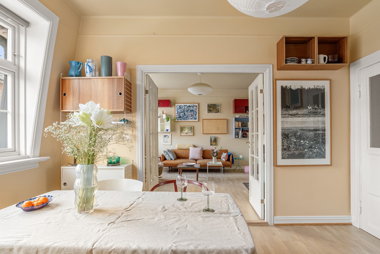 Det er integrerte hvitevarer som induksjonsplatetopp, stekeovn, oppvaskmaskin og kjøle-/fryseskap. Galleribilde