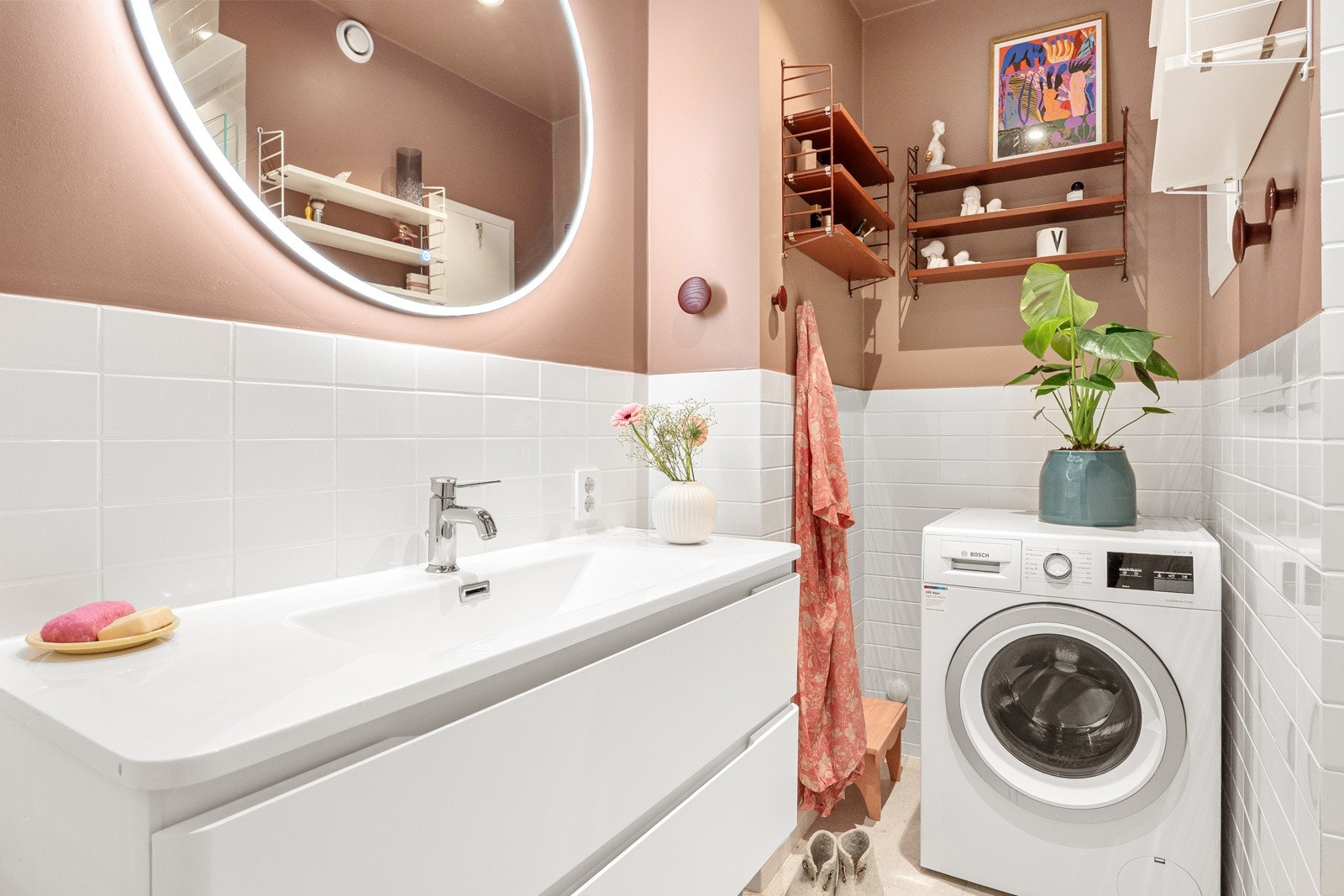 Delikat dusjbad fra 2023, med dokumentasjon og opplegg for vaskemaskin. Galleribilde