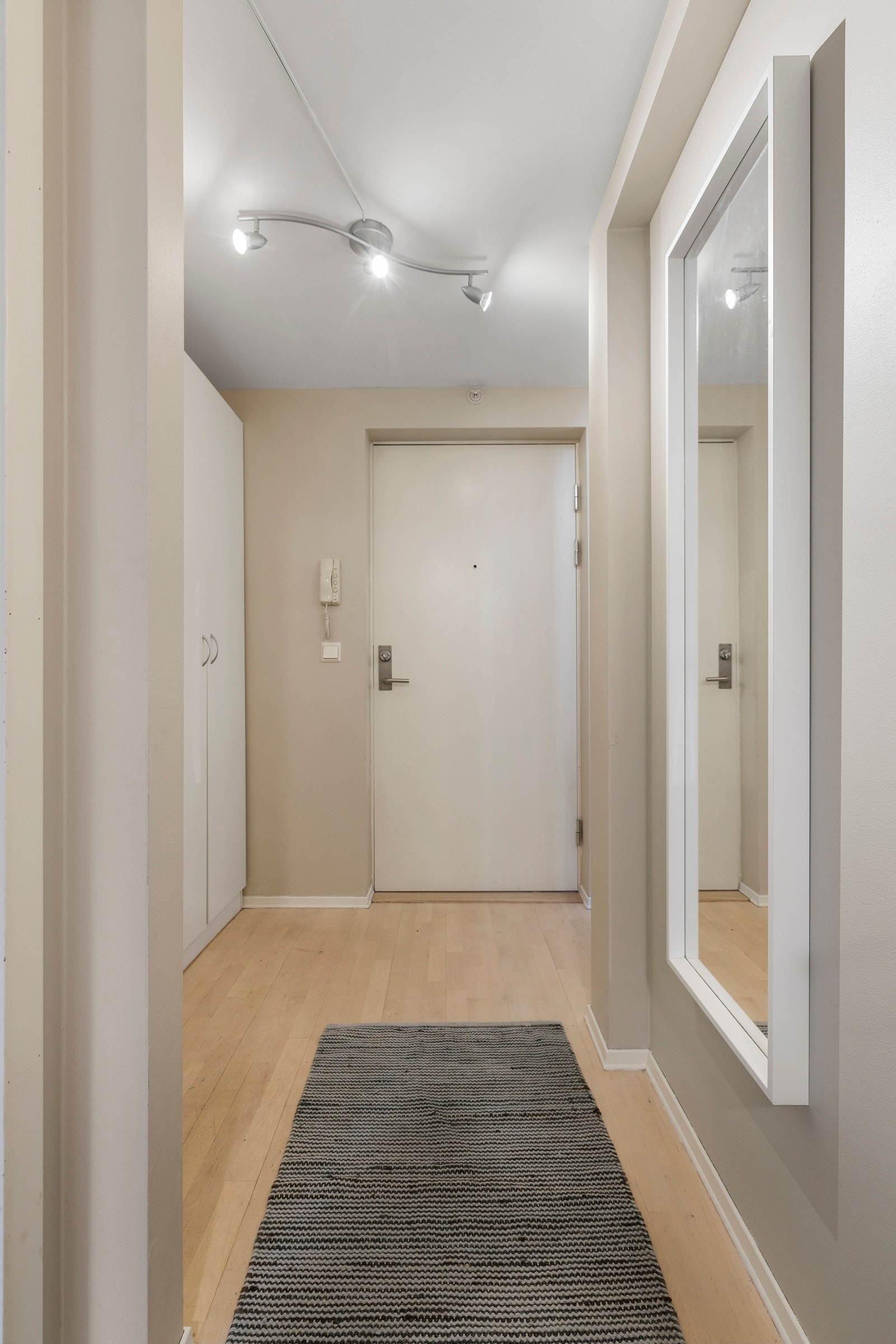 Entré med god plass til sko og oppheng av yttertøy samt et praktisk garderobeskap for ytterligere lagring. Gangen er nylig malt. Galleribilde