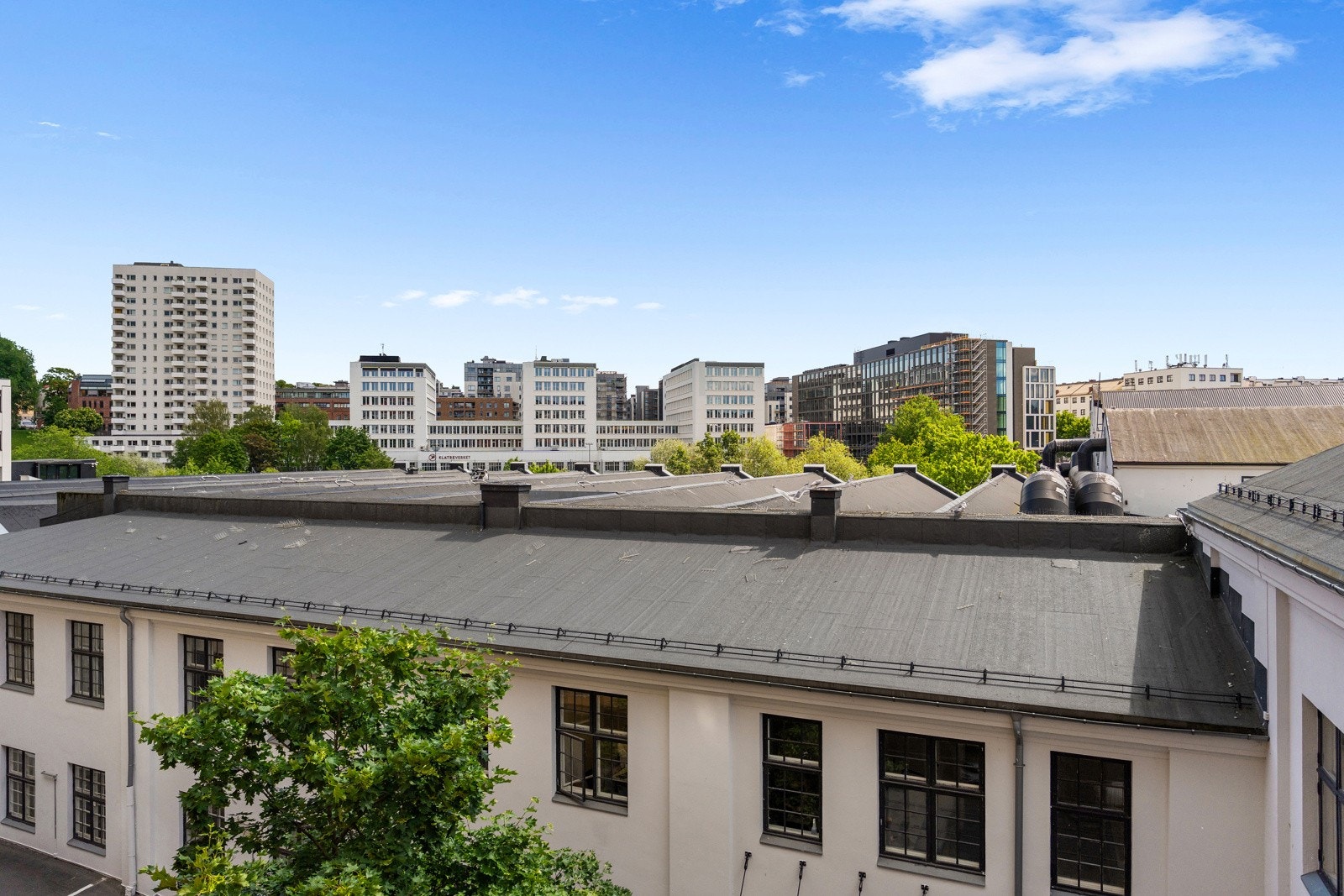 Leiligheten har vidt utsyn over byens tak Galleribilde