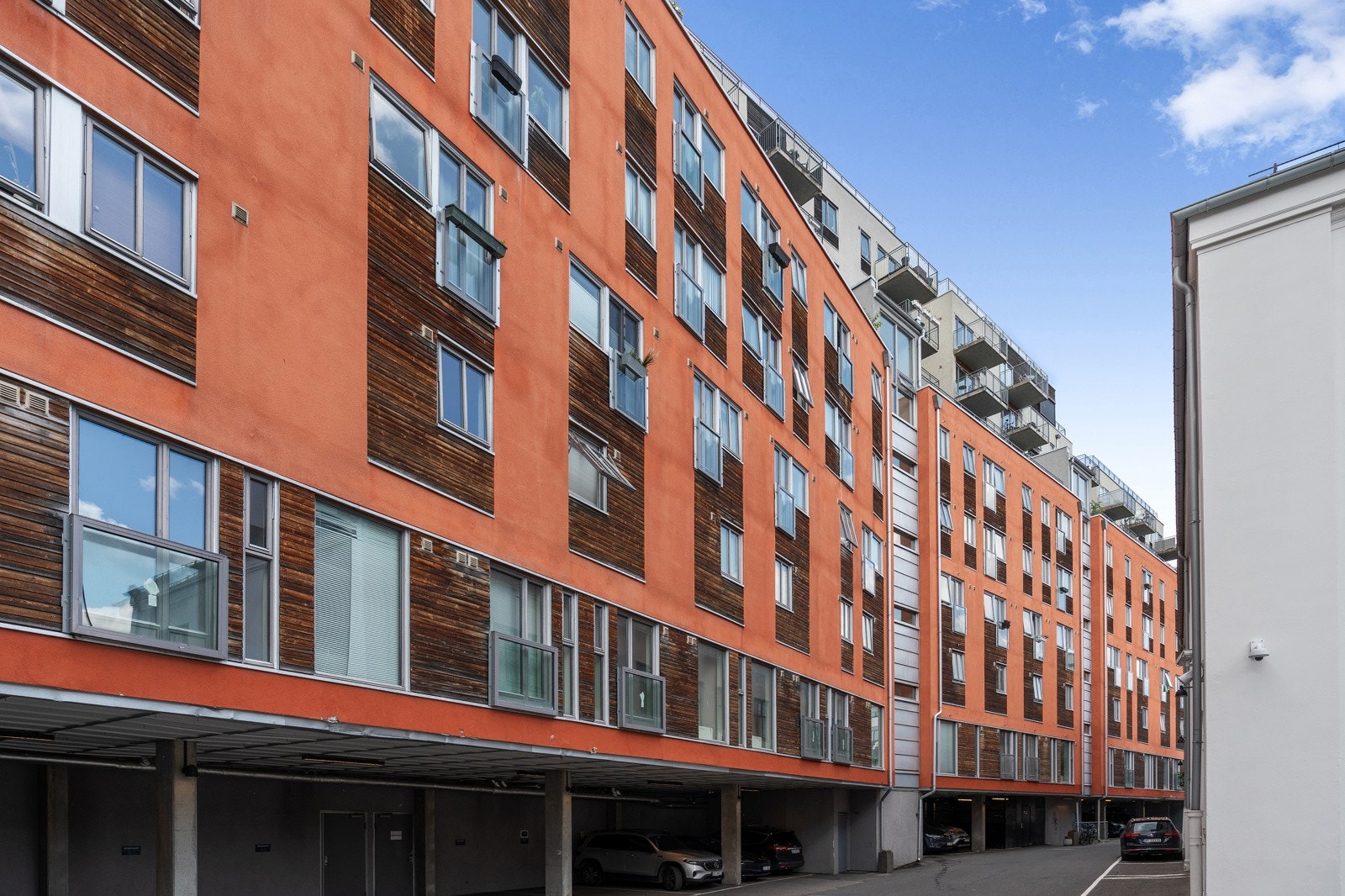 Fasade bakside - Leiligheten ligger i et moderne bygg fra 2007 - sentralt plassert, men stille og tilbaketrukket fra byens puls, helt uten innsyn! Galleribilde