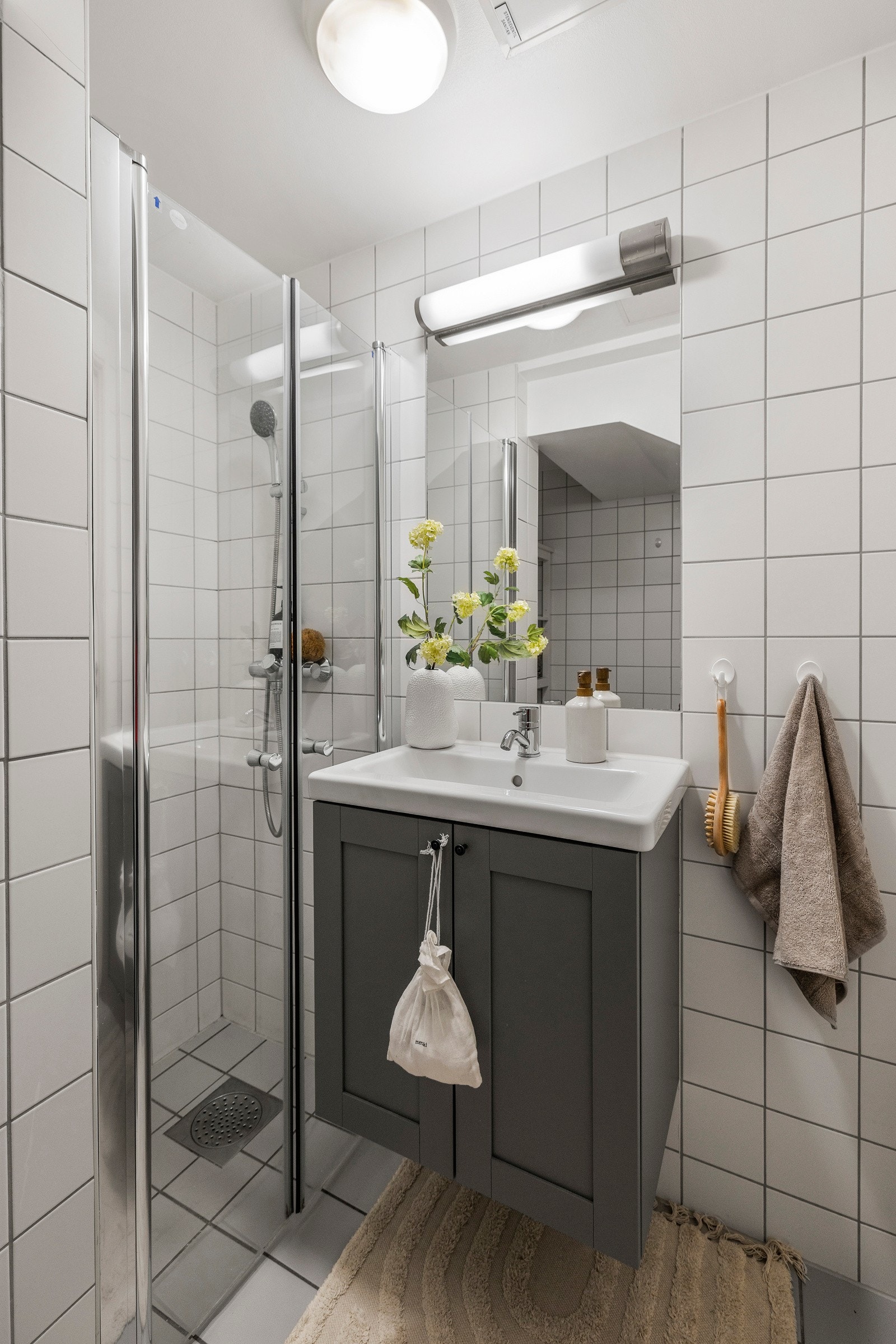 Vegghengt servantskap med heldekkende vask og ett-greps armatur i krom fra 2024 Galleribilde