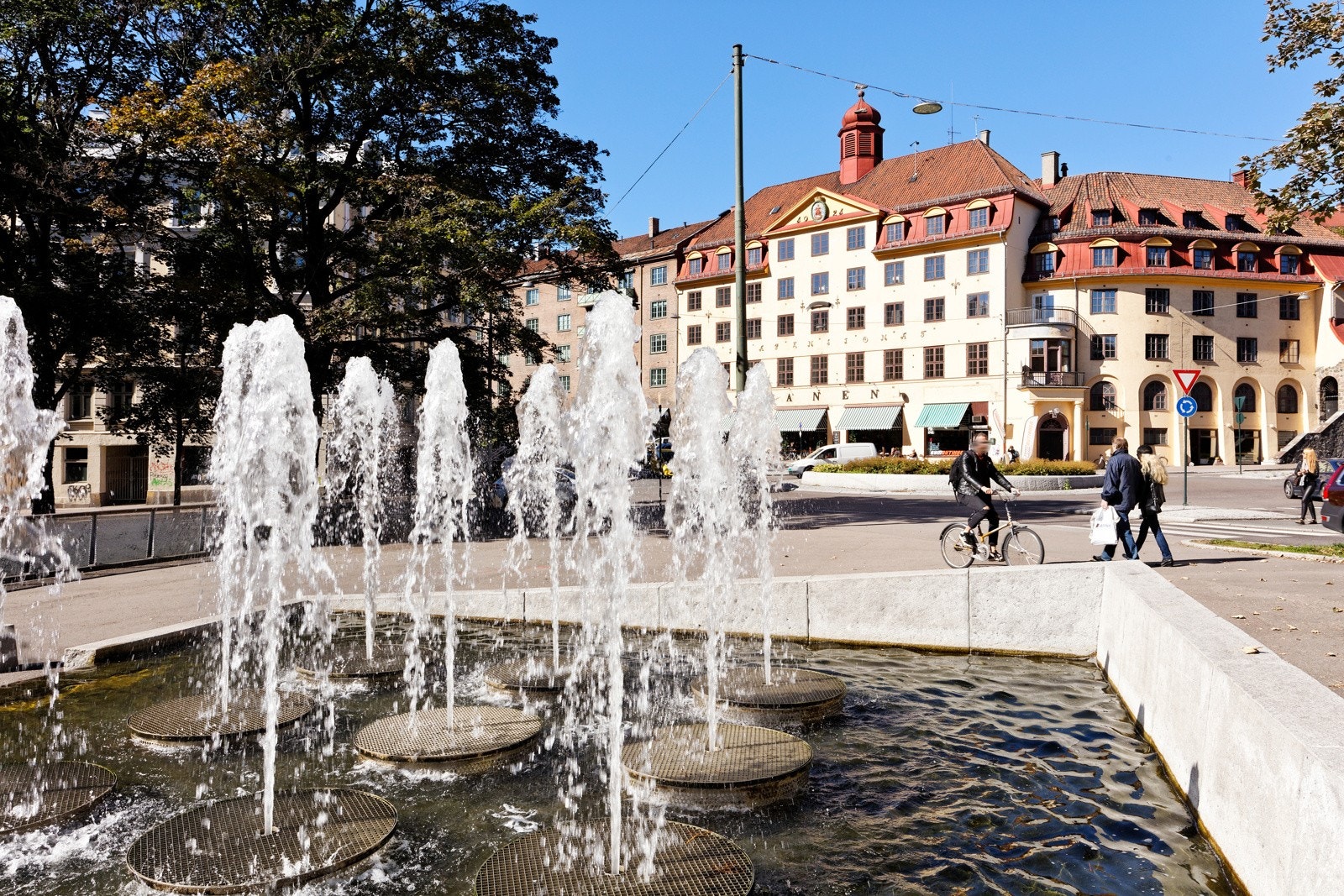 Yrende folkeliv på Alexander Kiellandsplass Galleribilde