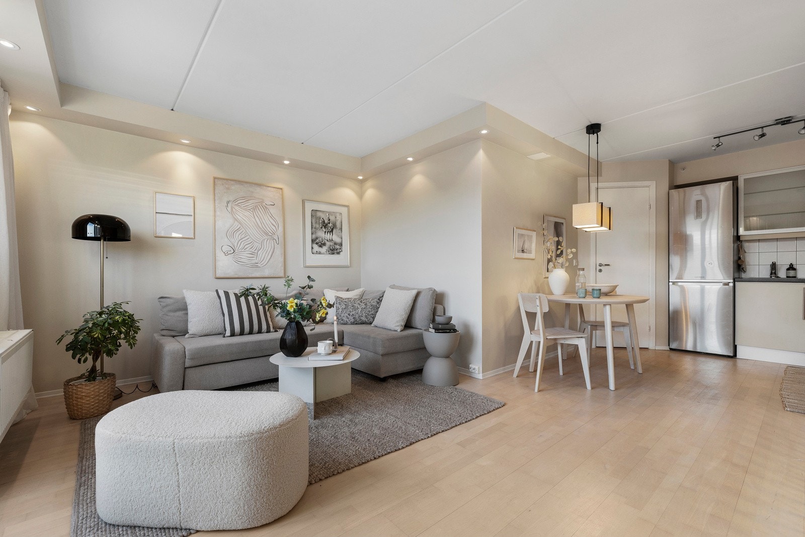 Romslig stue med plass til sofagruppe med tilhørende møblement og spisebord Galleribilde