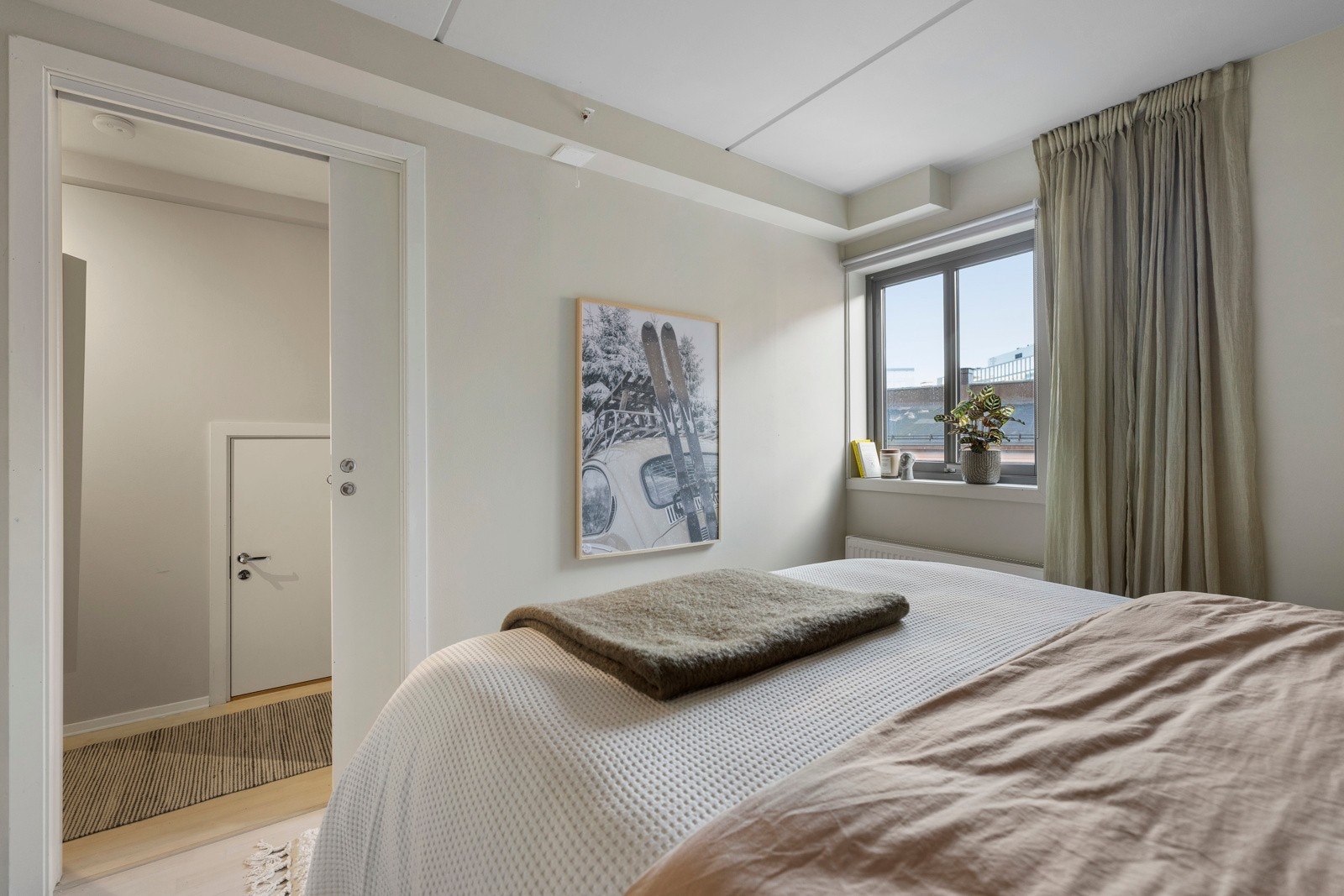 Leiligheten har en god intern beliggenhet og vender i sin helhet mot skjermet bakgård Galleribilde