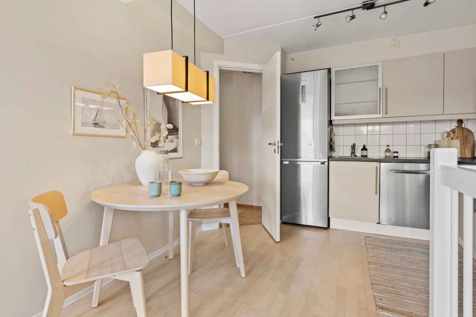 Romslig spiseplass på kjøkkenet Galleribilde