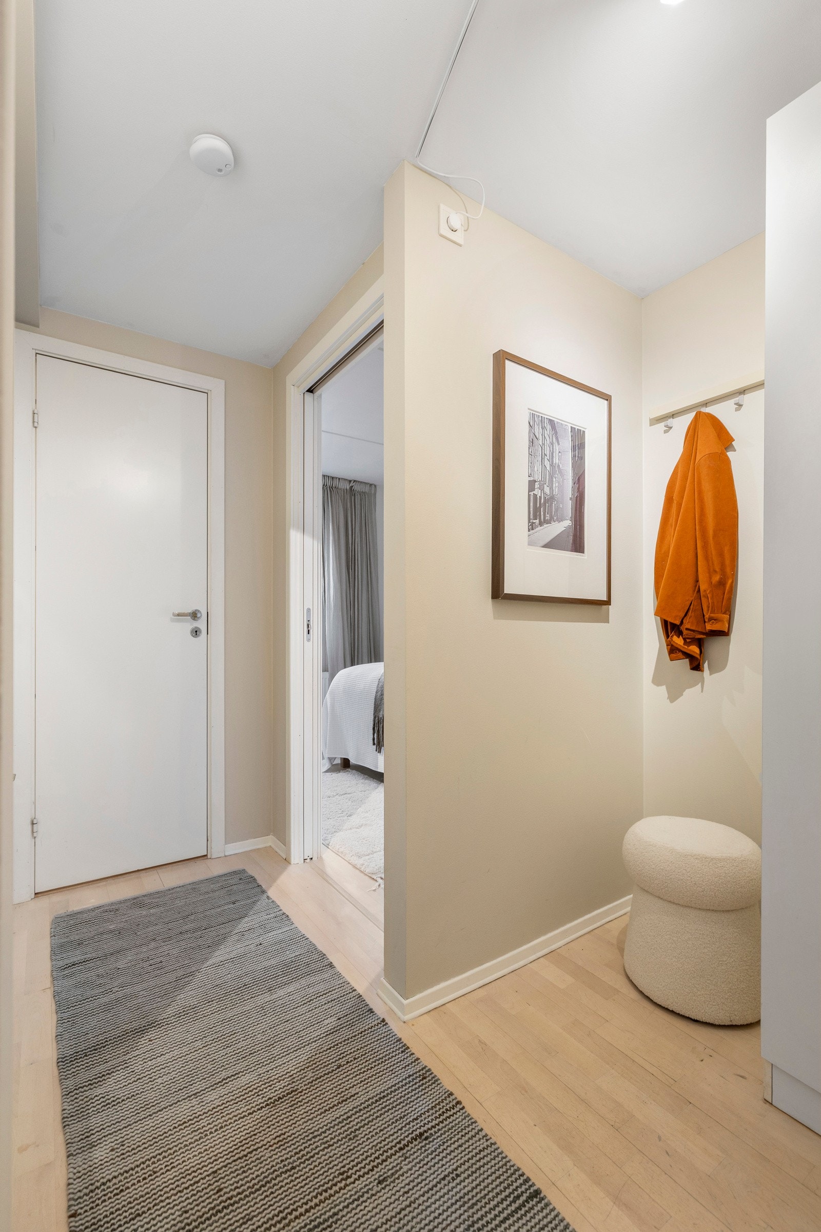 Det er et praktisk lagringskott under trapp. Leiligheten disponerer i tillegg en bod i fellesarealer i 3. etasje på ca. 5,1 kvm Galleribilde