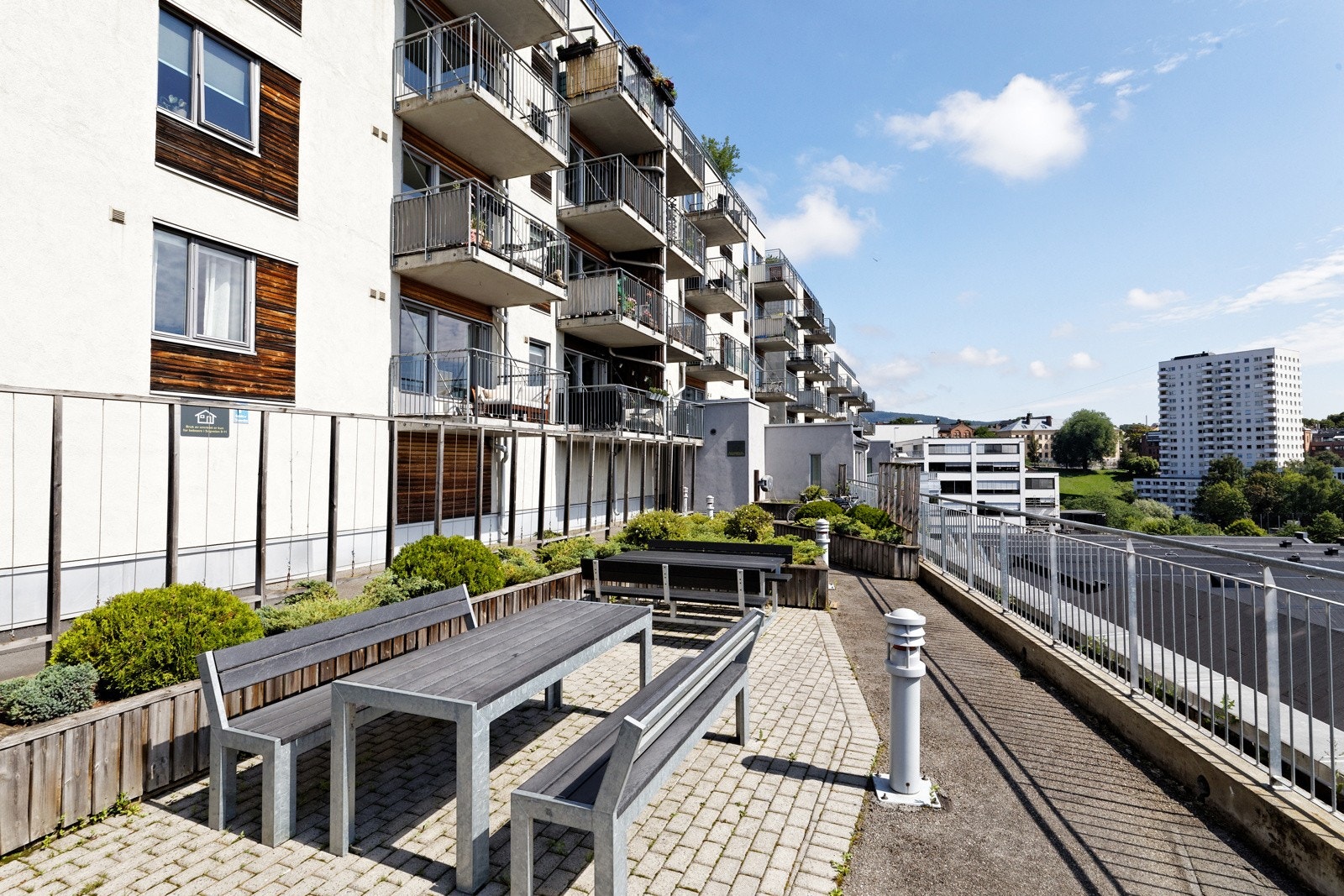 Beboere har tilgang til felles takterrasse hvor sommerens vakre soldager kan nytes til det fulle Galleribilde
