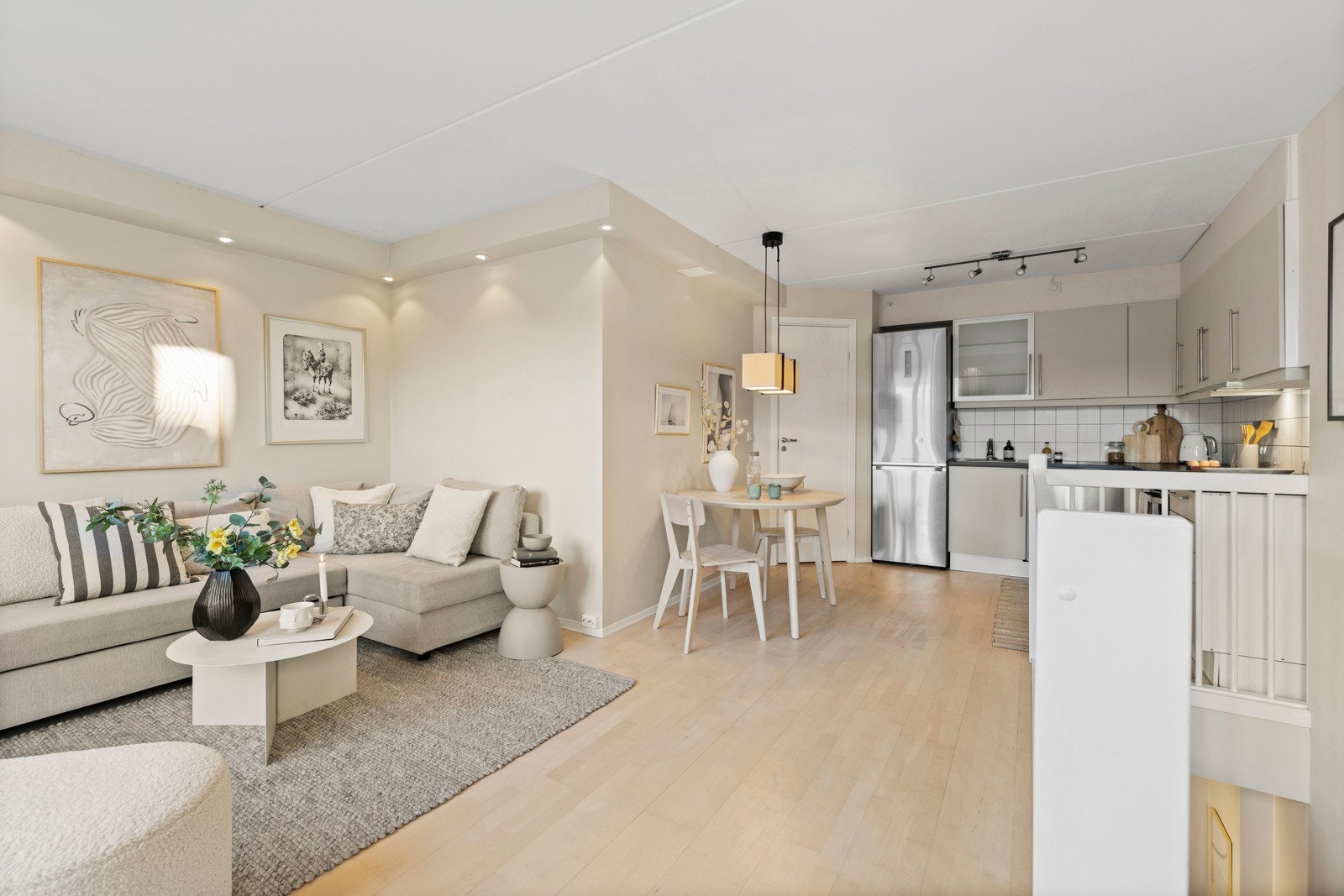 Leiligheten er nylig oppgradert med downlights i himling samt nymalte overflater Galleribilde