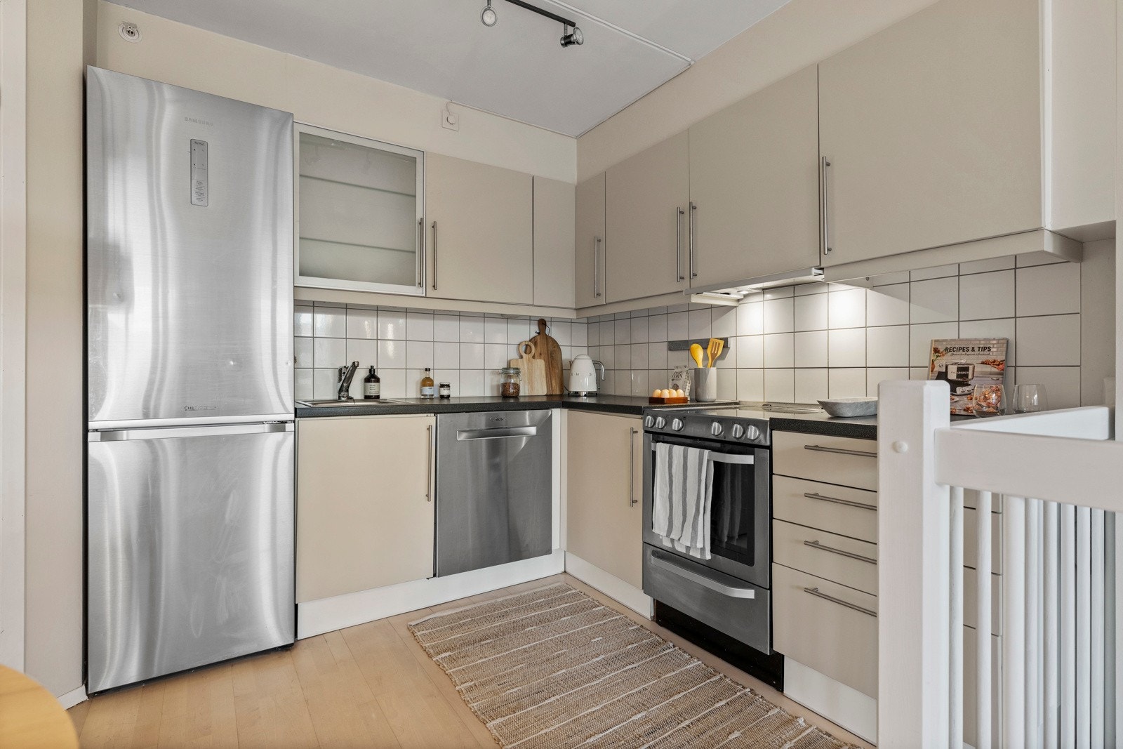 Opplegg for komfyr, oppvaskmaskin og kjøl/frys. Det er skiftet skapvifte og byttet kjøkkenhette i 2021. Kjøkkenet har mekanisk avtrekk Galleribilde