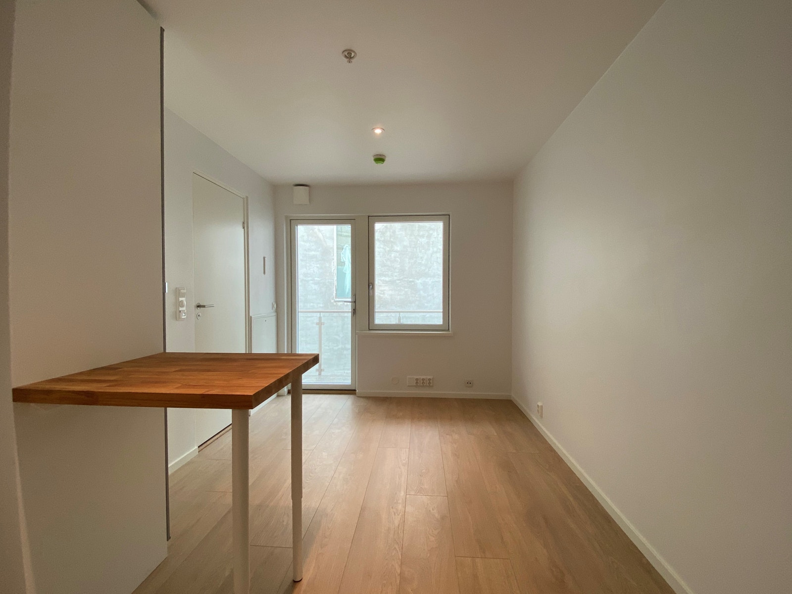 Store vindusflater med utgang til egen balkong Galleribilde