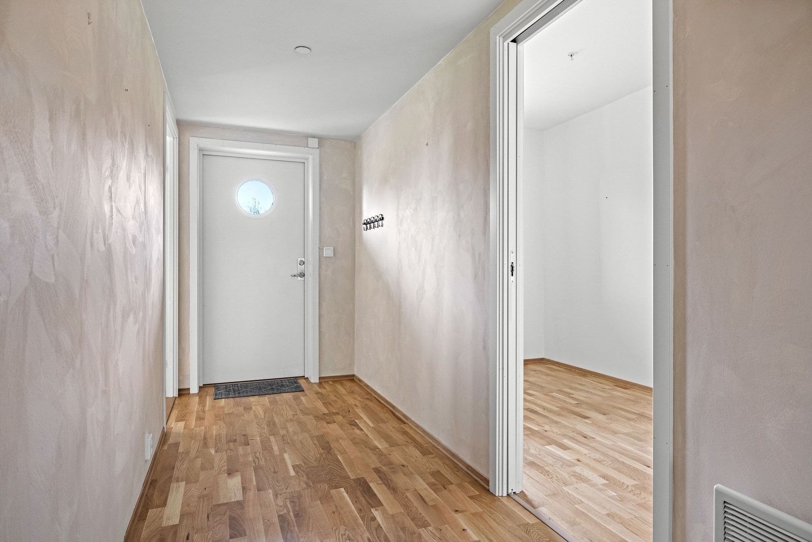 Lys entrè med kalkmaling Galleribilde
