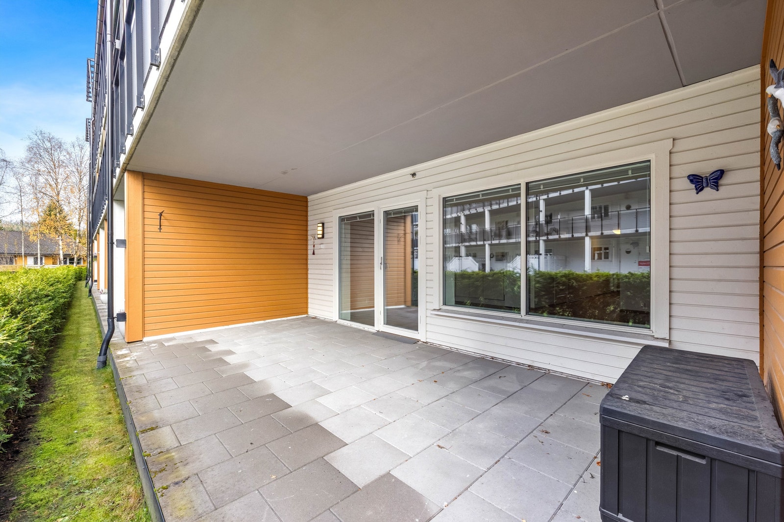 Terrassen er overbygget og har utebelysning Galleribilde