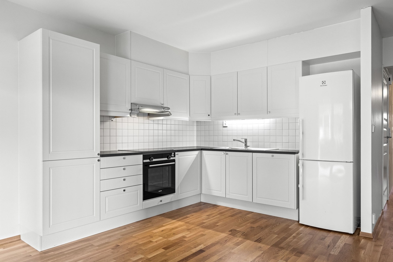 Lyst og funksjonelt kjøkken med profilerte fronter og tidløs utforming Galleribilde