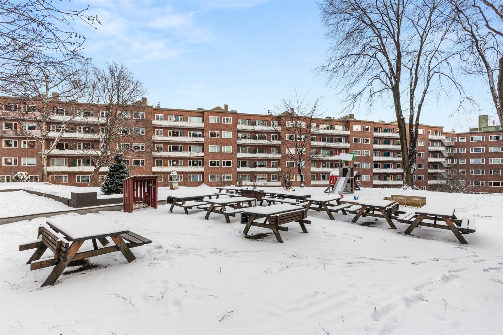 Fellesområdet er pent opparbeidet med sittebenker og lekeplass- en herlig plass på årets varmere dager. Galleribilde