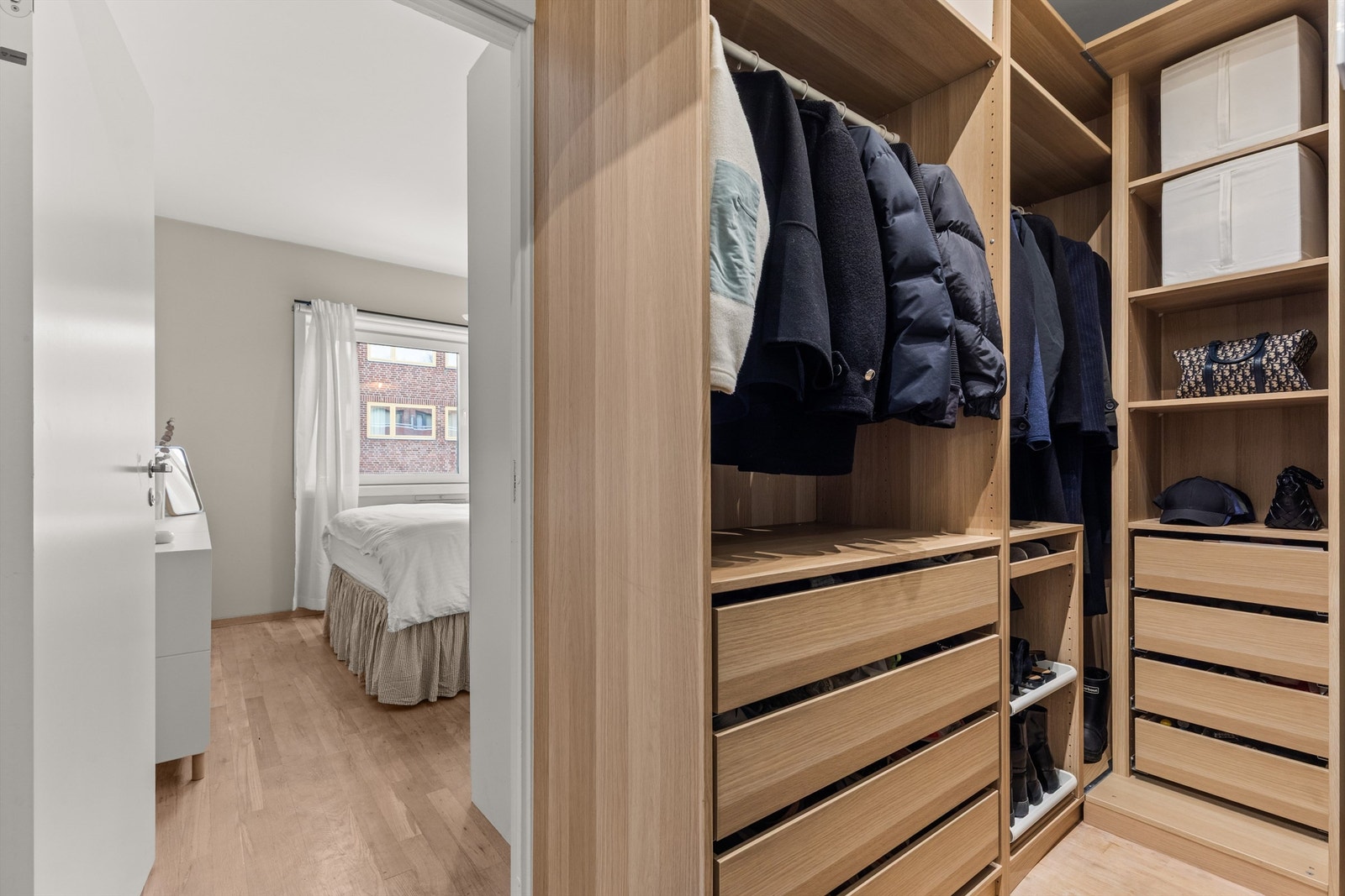 Mellom gangen og soverommet er det en romslig garderobeløsning for oppbevaring av sko, yttertøy og sesongklær med enkel tilgang. Galleribilde