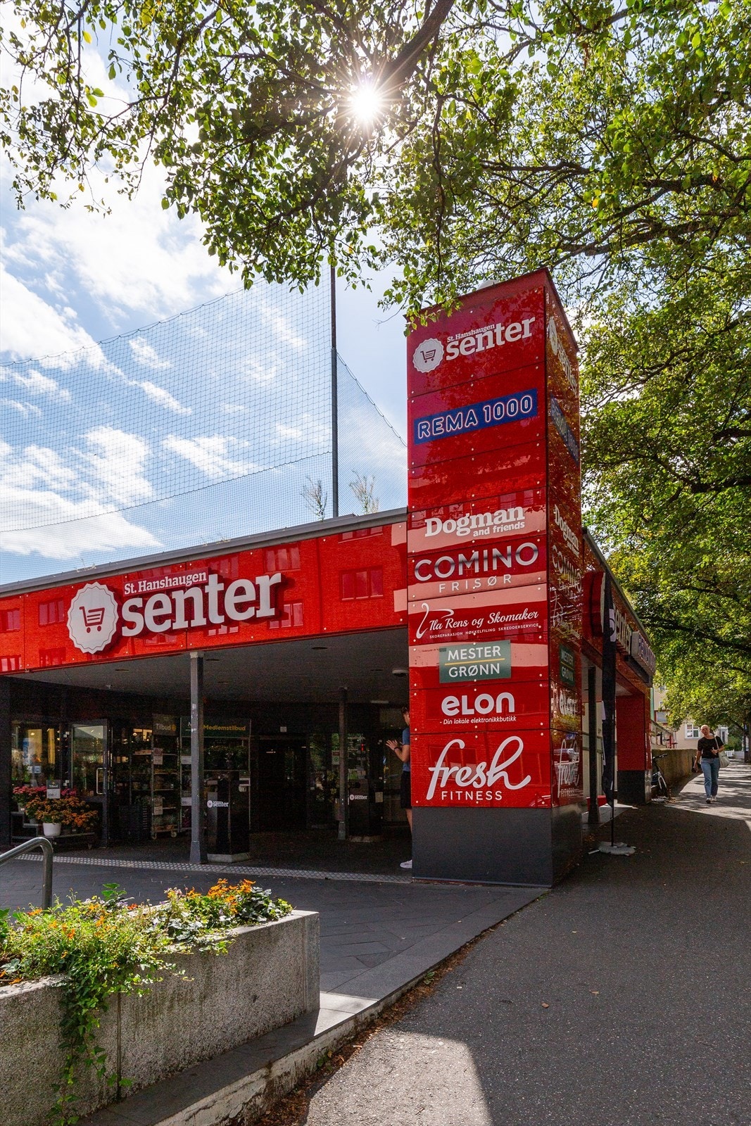 Området byr på flere handlemuligheter, blant annet ligger St. Hanshaugen senter med Rema 1000, Mester grønn og Fresh fitness i gangavstand. Galleribilde