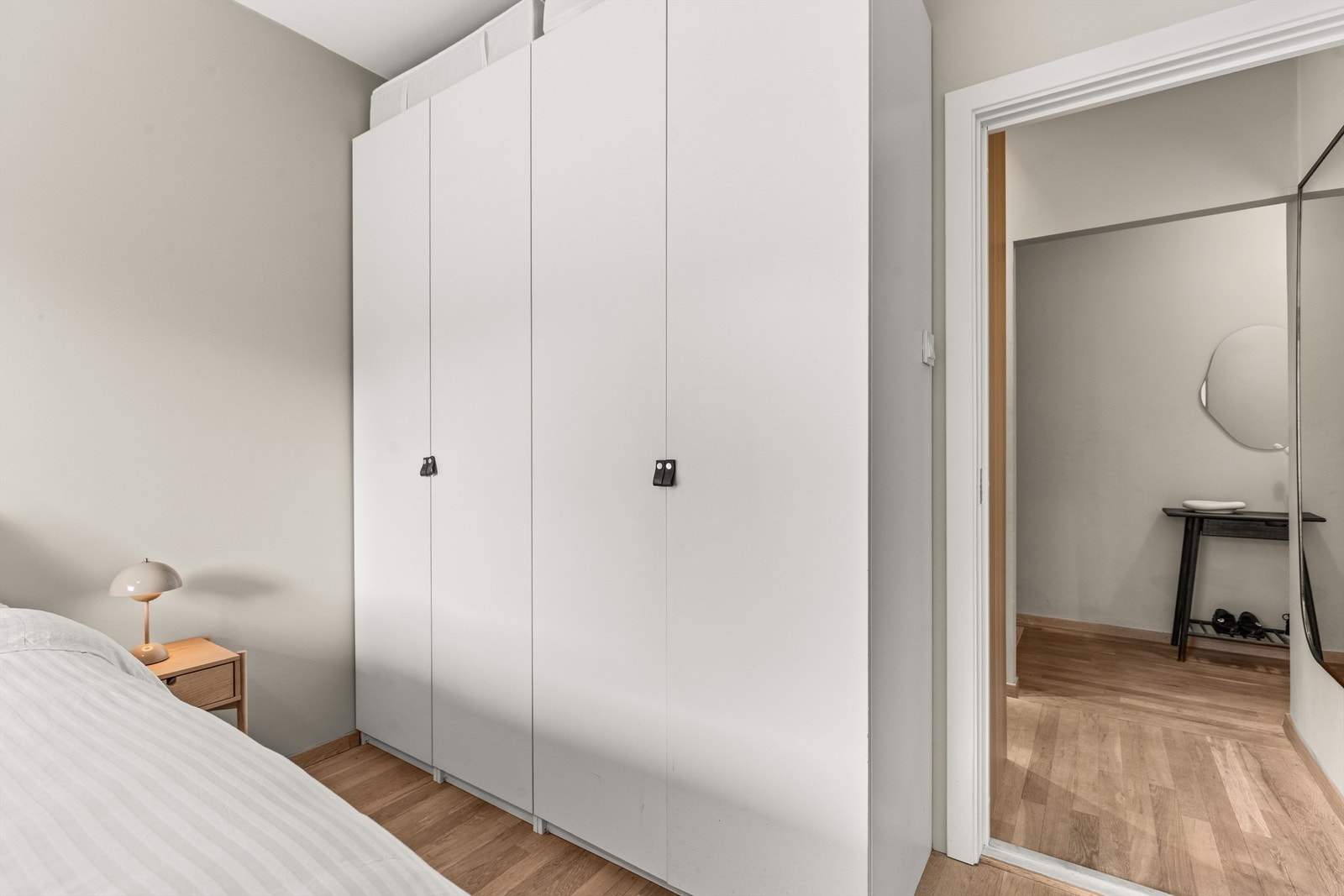 Det er også rikelig med oppbevaringsplass i et romslig garderobeskap. Galleribilde