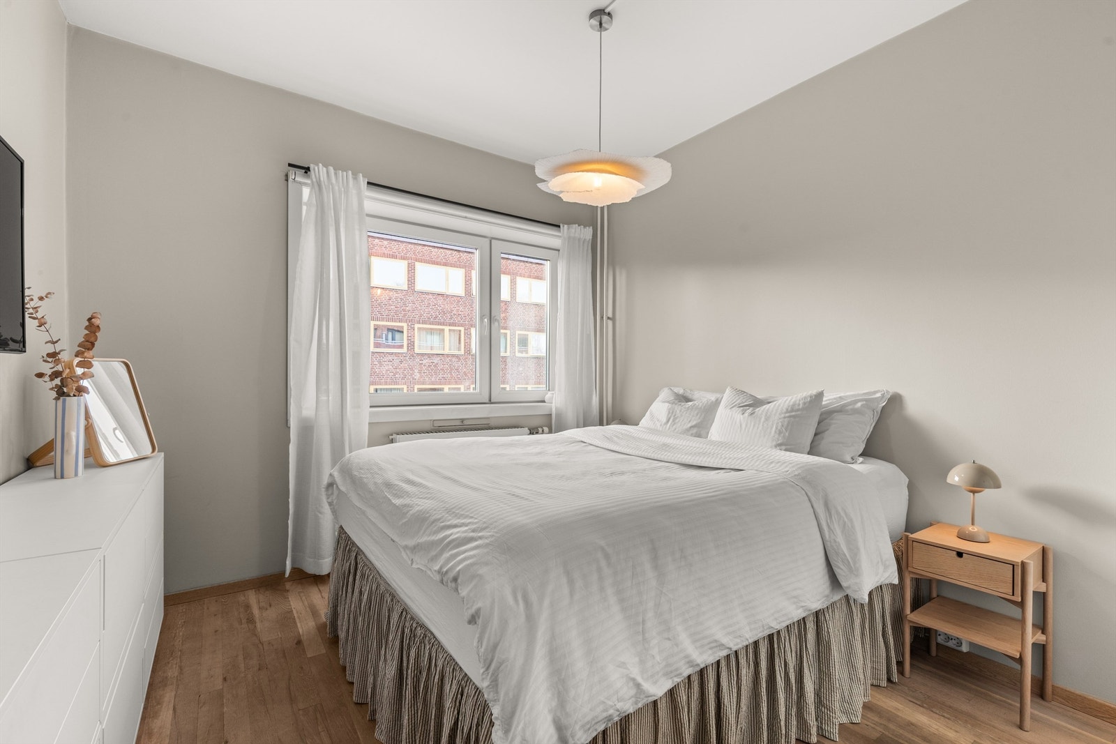 Hovedsoverommet er av god størrelse, med plass til dobbeltseng med tilhørende nattbord og kommode. Galleribilde