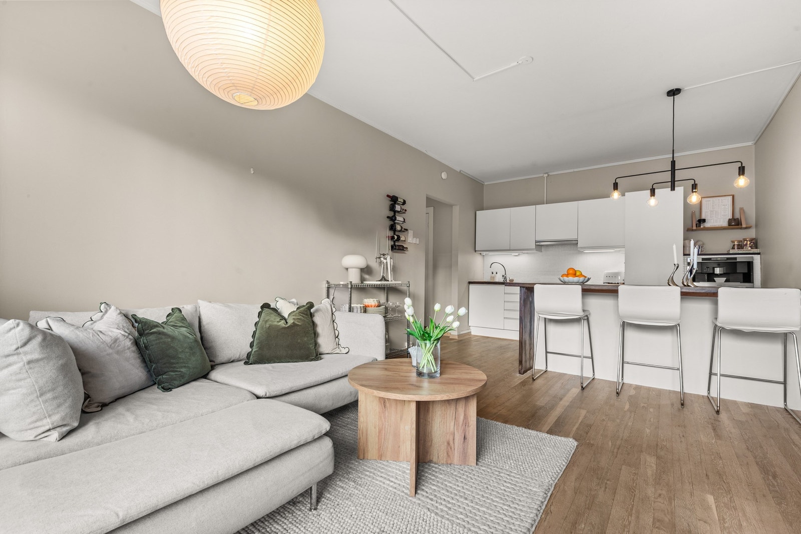 Kjøkkenet er holdt i en åpen løsning mot stuen, og rommet er et naturlig samlingspunkt i boligen. Galleribilde