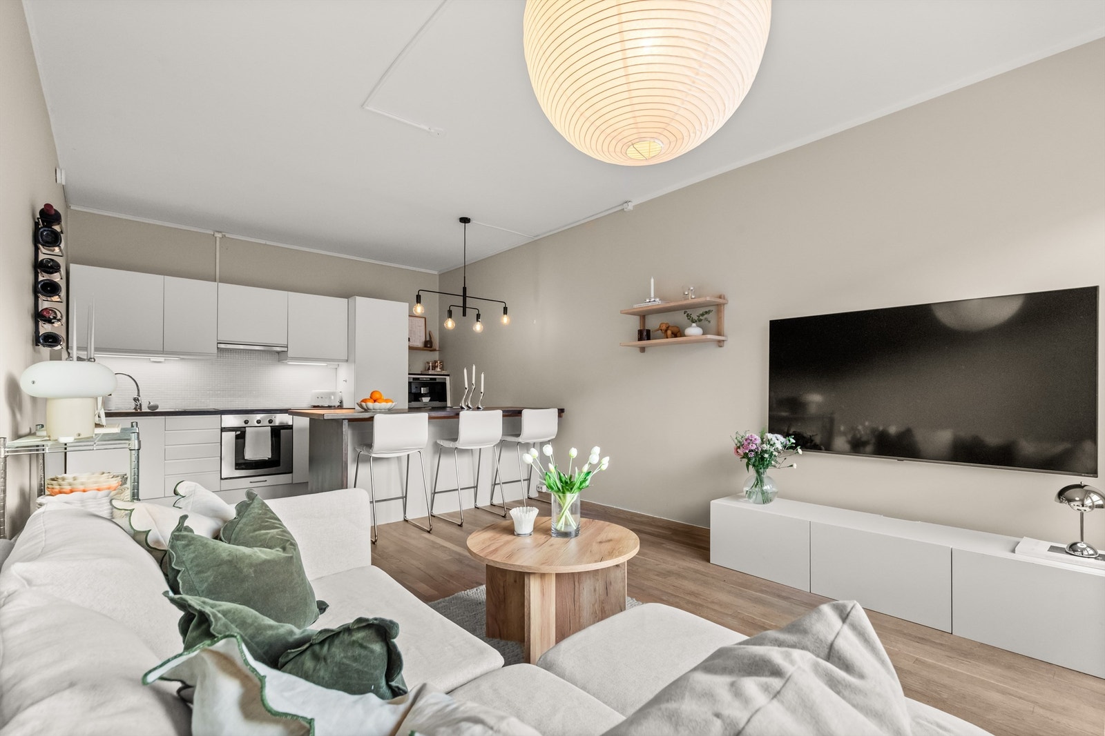 Leiligheten har en god planløsning med en romslig stue med plass til å møblere i ulike soner. Galleribilde