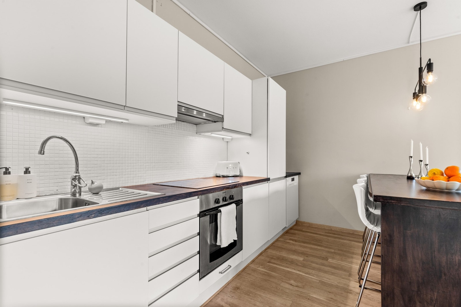 Her får du et funksjonelt og stilrent kjøkken som komplementerer rommets uttrykk. Galleribilde