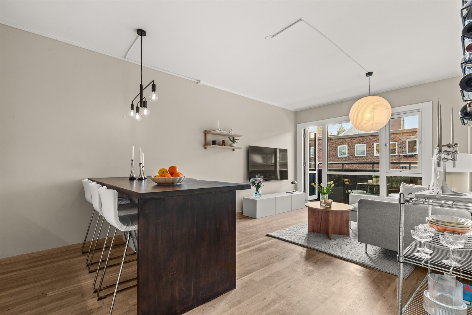 I naturlig tilknytning til kjøkken har leiligheten en spiseplass som skaper en sosial, åpen løsning til stuen. Galleribilde