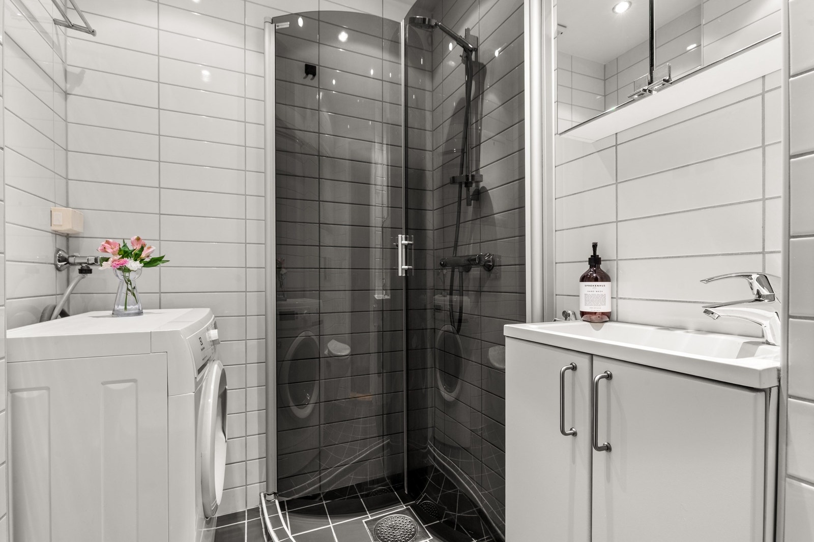 Badet er flislagt på gulv og vegger med elektrisk gulvvarme. Galleribilde