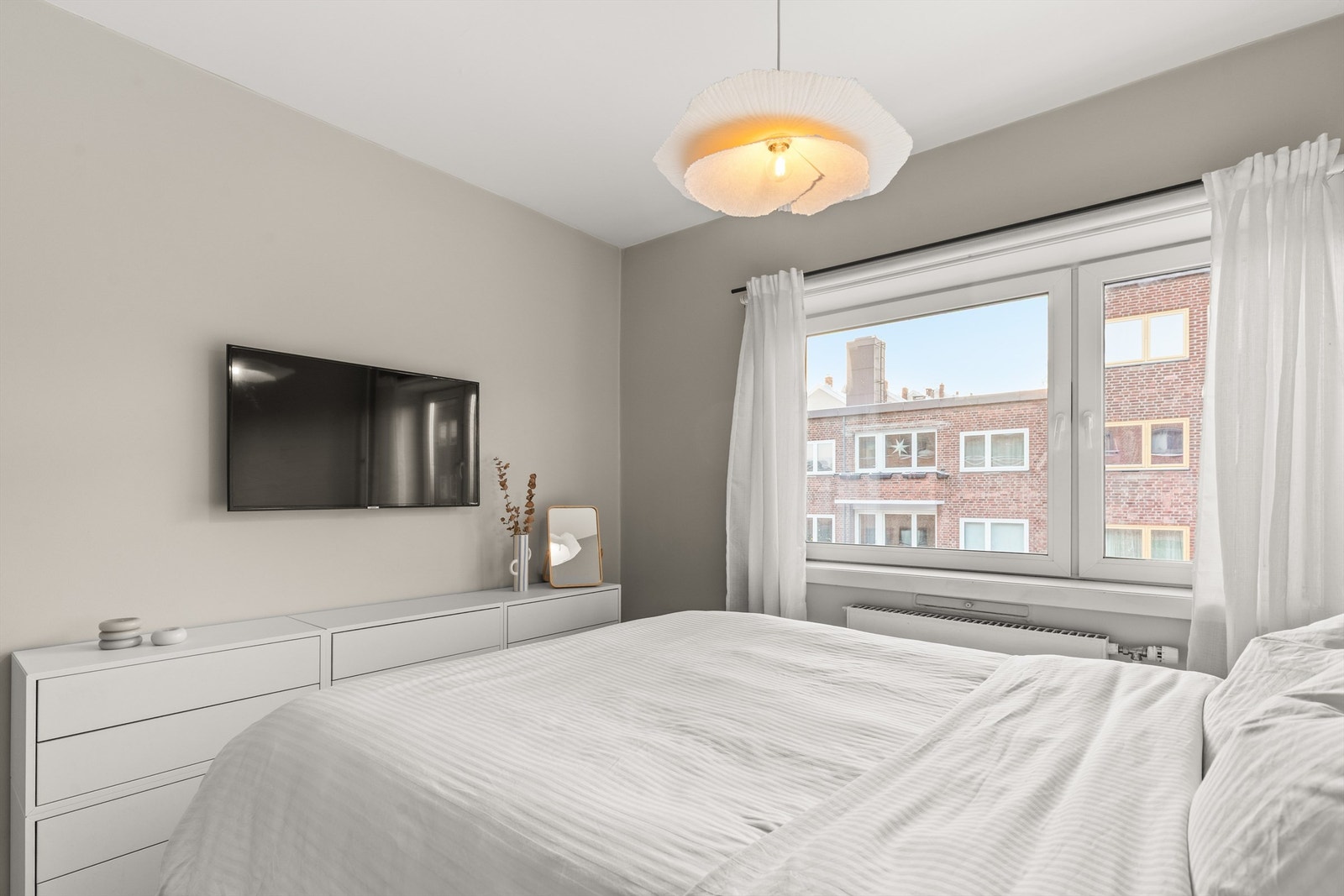 Soverommet er luftig og harmonisk og en komfortabel plass for å trekke seg tilbake. Galleribilde