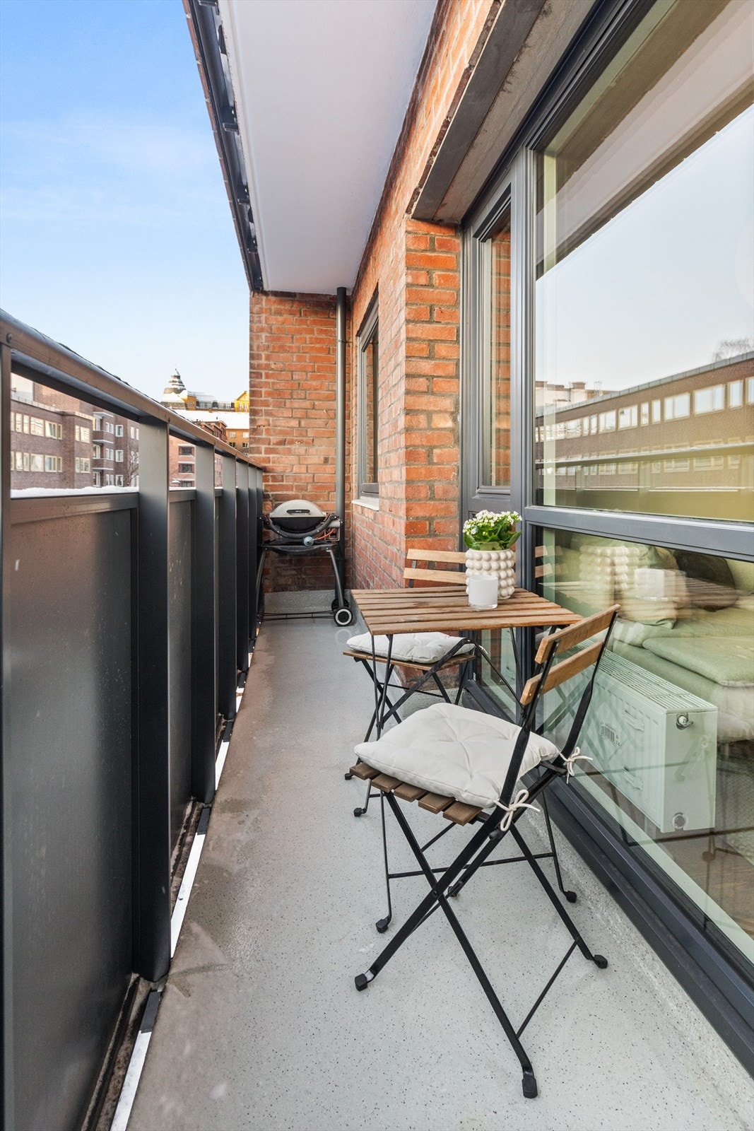 På balkongen sitter man høyt og fritt og kan i følge selger nyte solen fra ca. kl. 12:00-20:00 på sommerstid. Galleribilde