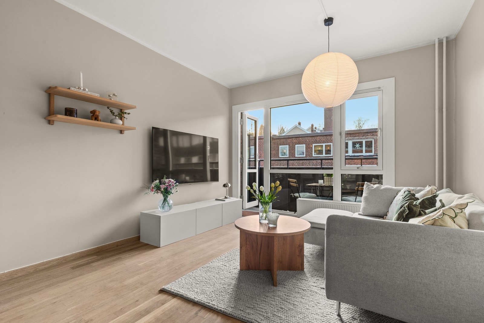 Her er det naturlig å møblere med sofa, salongbord og en TV-seksjon. Fra stuen er det utgang til leilighetens solrike balkong. Galleribilde