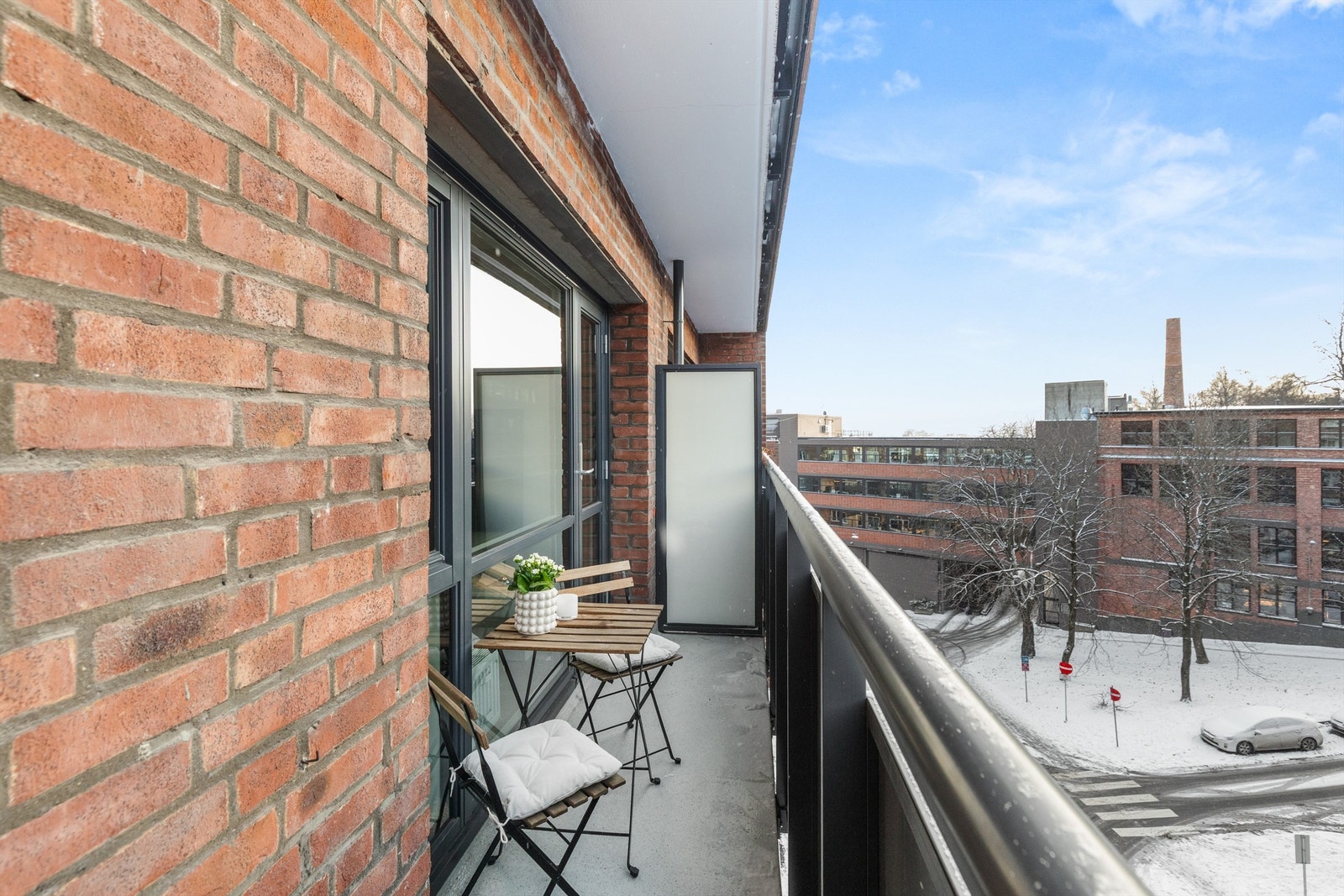 Her er det plass til både utemøbler og grill. Galleribilde