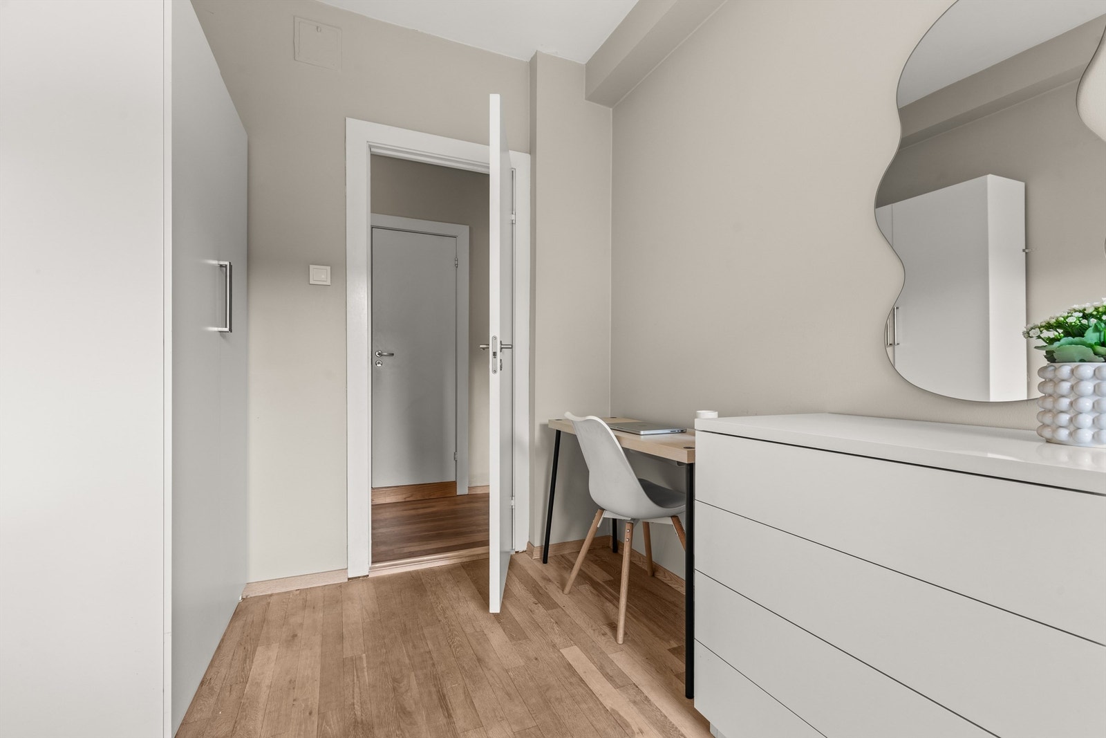 Rommet passer perfekt som barnerom, gjesterom eller kontor- alt etter eget ønske og behov. Det er også oppbevaringsplass i et romslig garderobeskap. Galleribilde