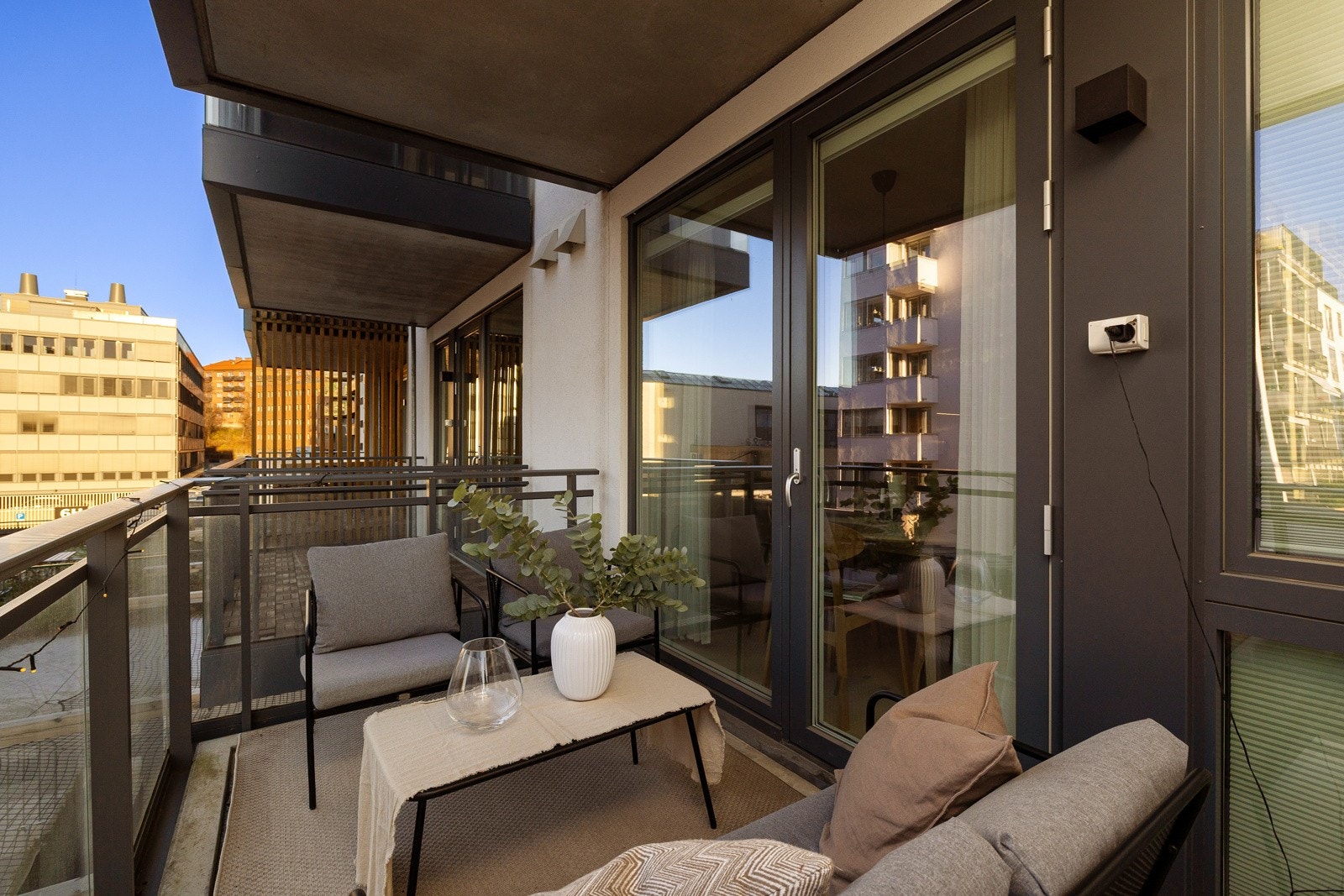 Leiligheten er byggemeldt som 1. etg, men fremstår i praksis som 2. etg grunnet skrånende terreng. Galleribilde