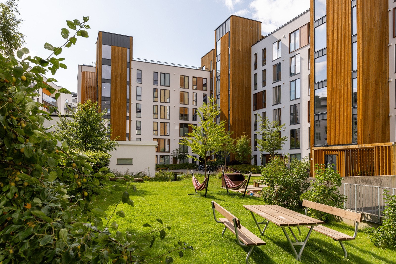 Attraktiv bakgård gjør det hyggelig å komme hjem Galleribilde