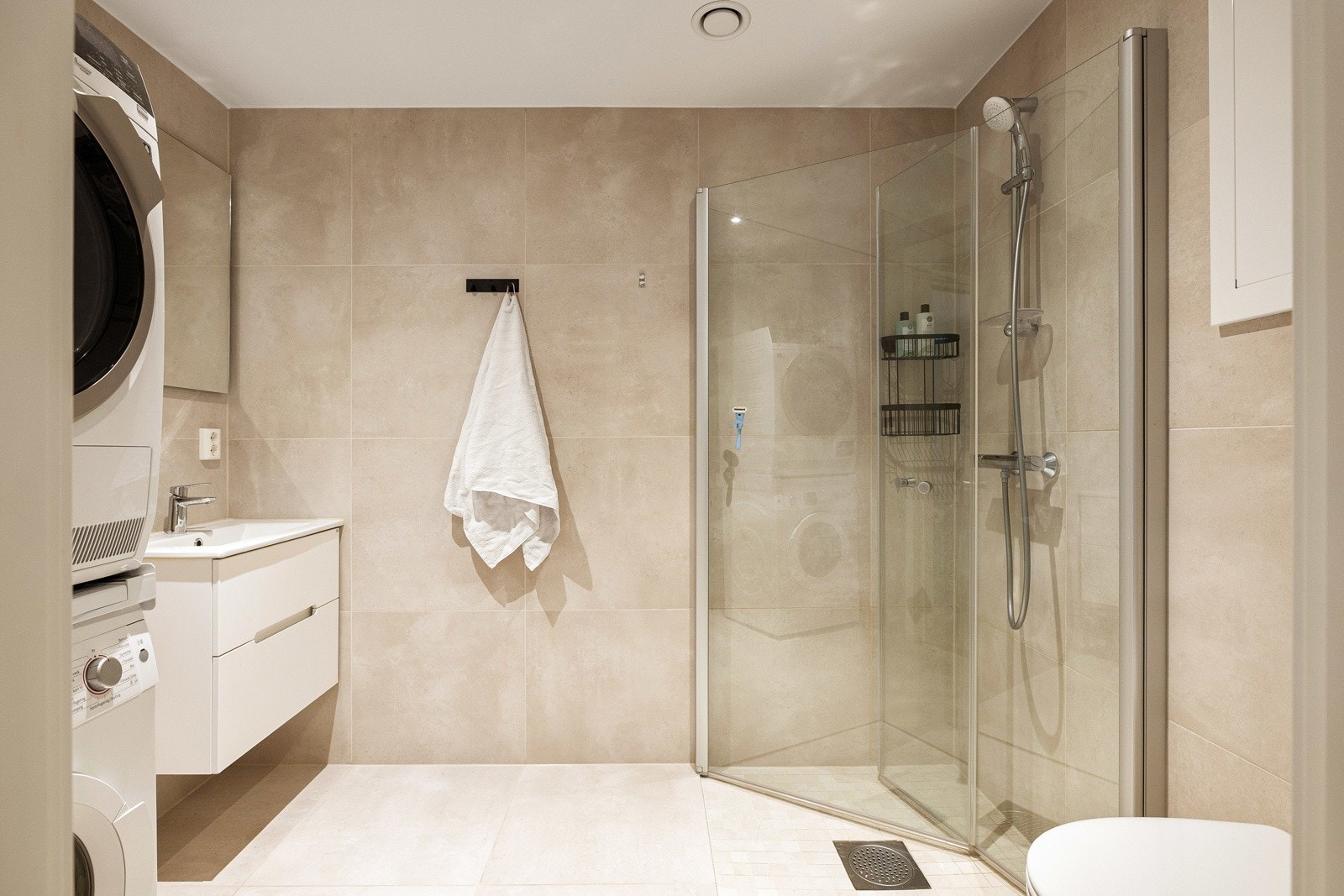 Delikat baderom fra 2020 med opplegg for vaskemaskin Galleribilde