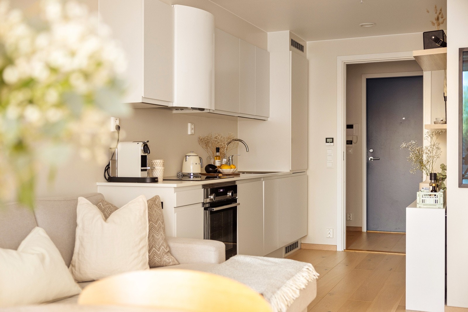 Pent kjøkken med integrerte hvitevarer Galleribilde