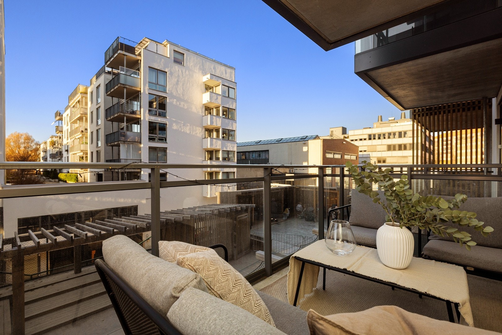 Balkongen på 7 kvm er vestvendt med gode solforhold Galleribilde