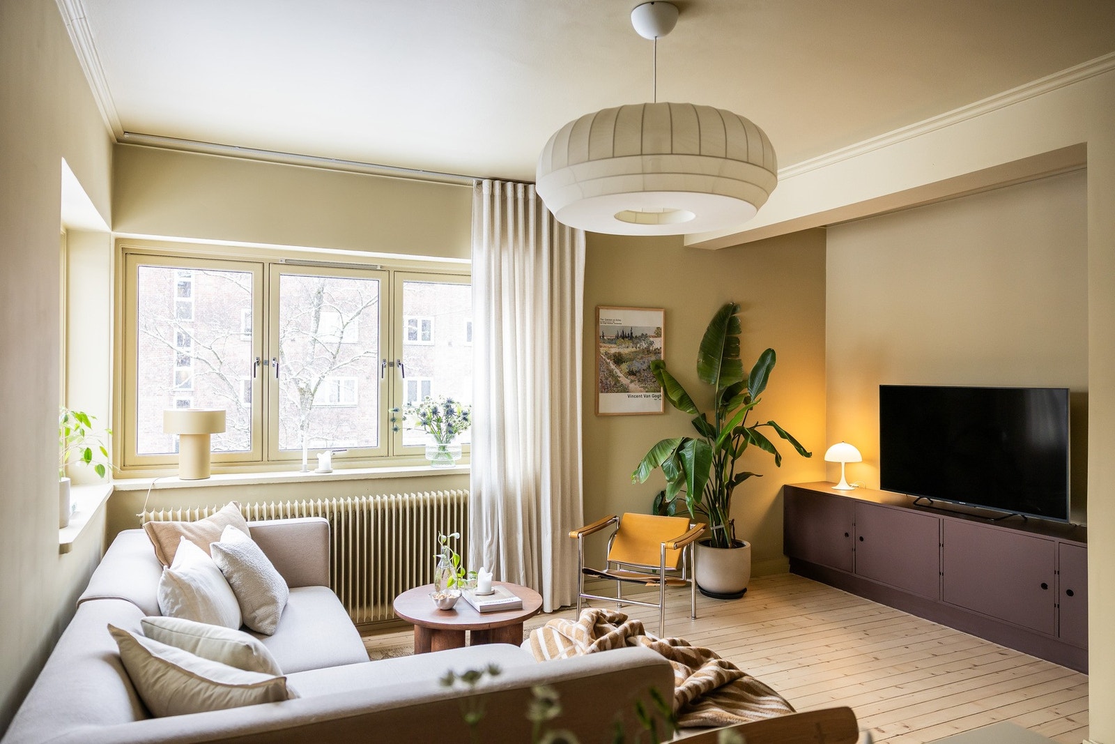 Plassbygget TV-benk og bokhylle i stue Galleribilde