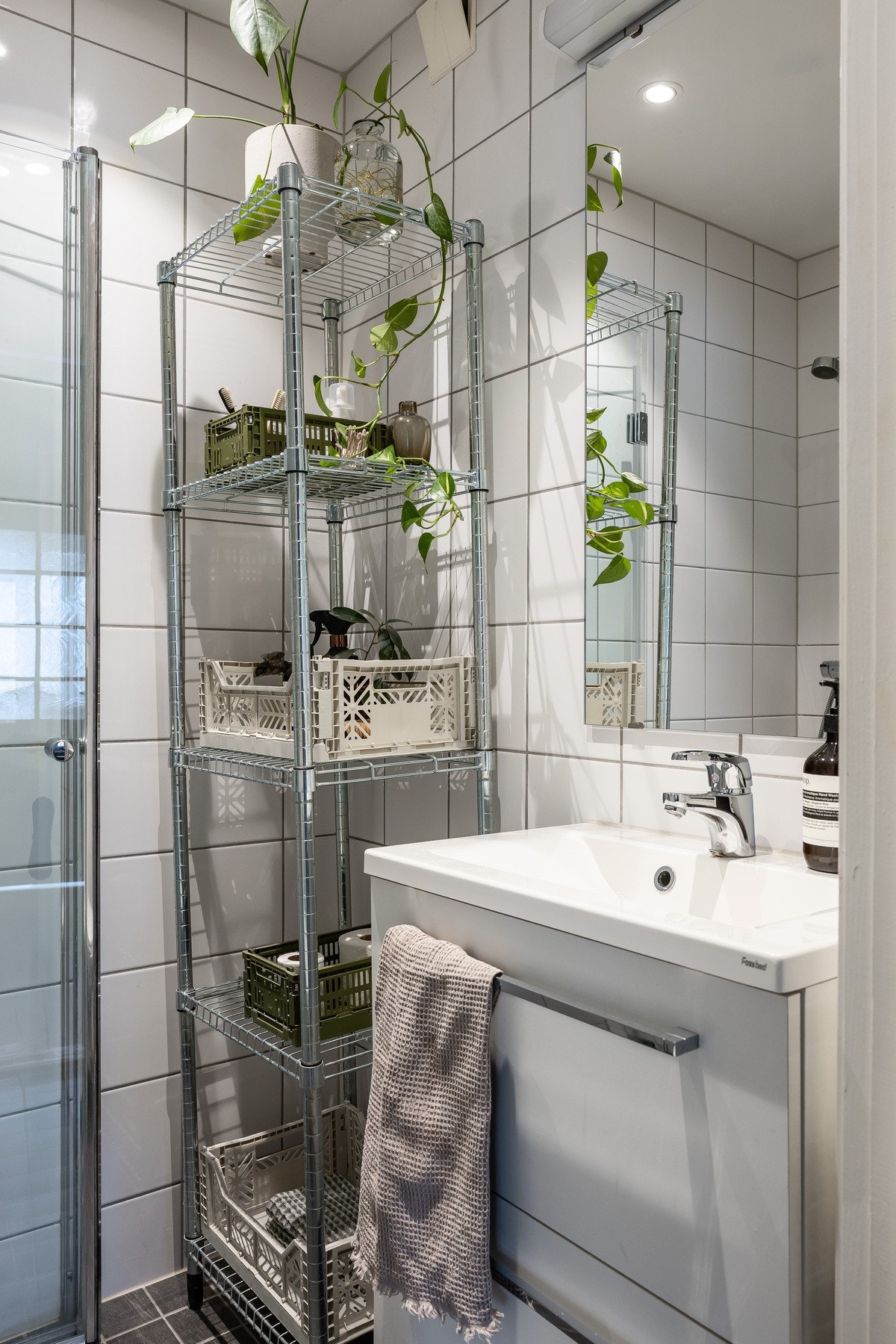 Badet er utstyrt med veggmontert toalett, servant med underskap og dusjhjørne Galleribilde