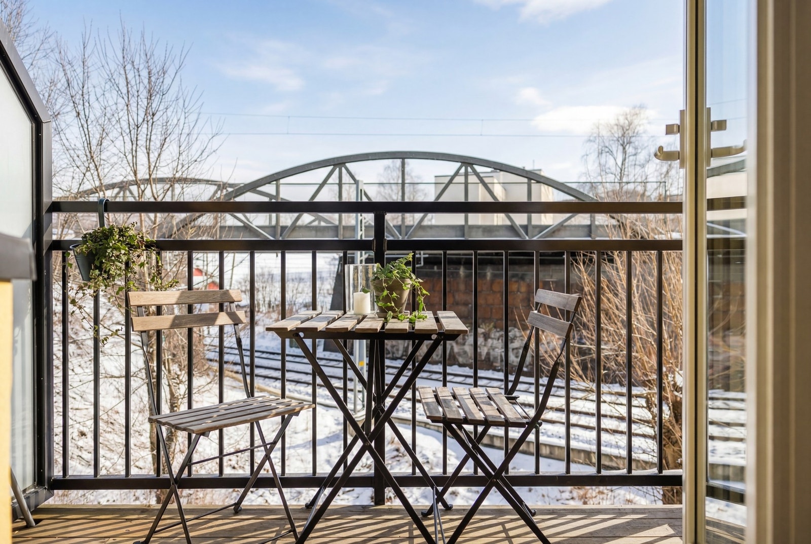 Leiligheten har to balkonger på 4 kvm hver, en vendt mot nord og den andre mot syd Galleribilde