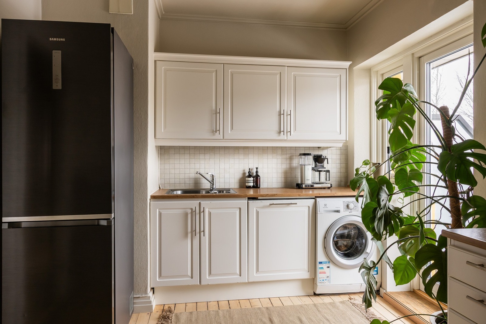 På kjøkkenet er det plass til frittstående hvitevarer Galleribilde