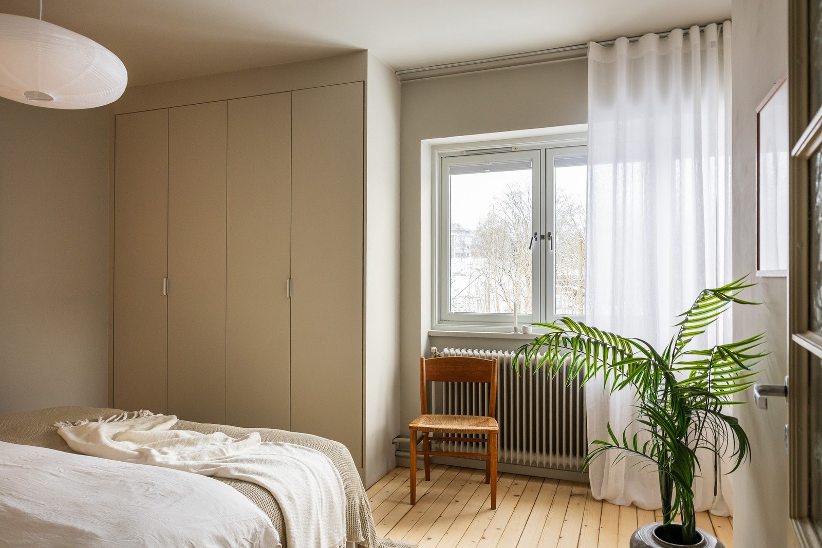 Soverommet er utstyrt med plassbygde garderobeskap og plisségardiner Galleribilde