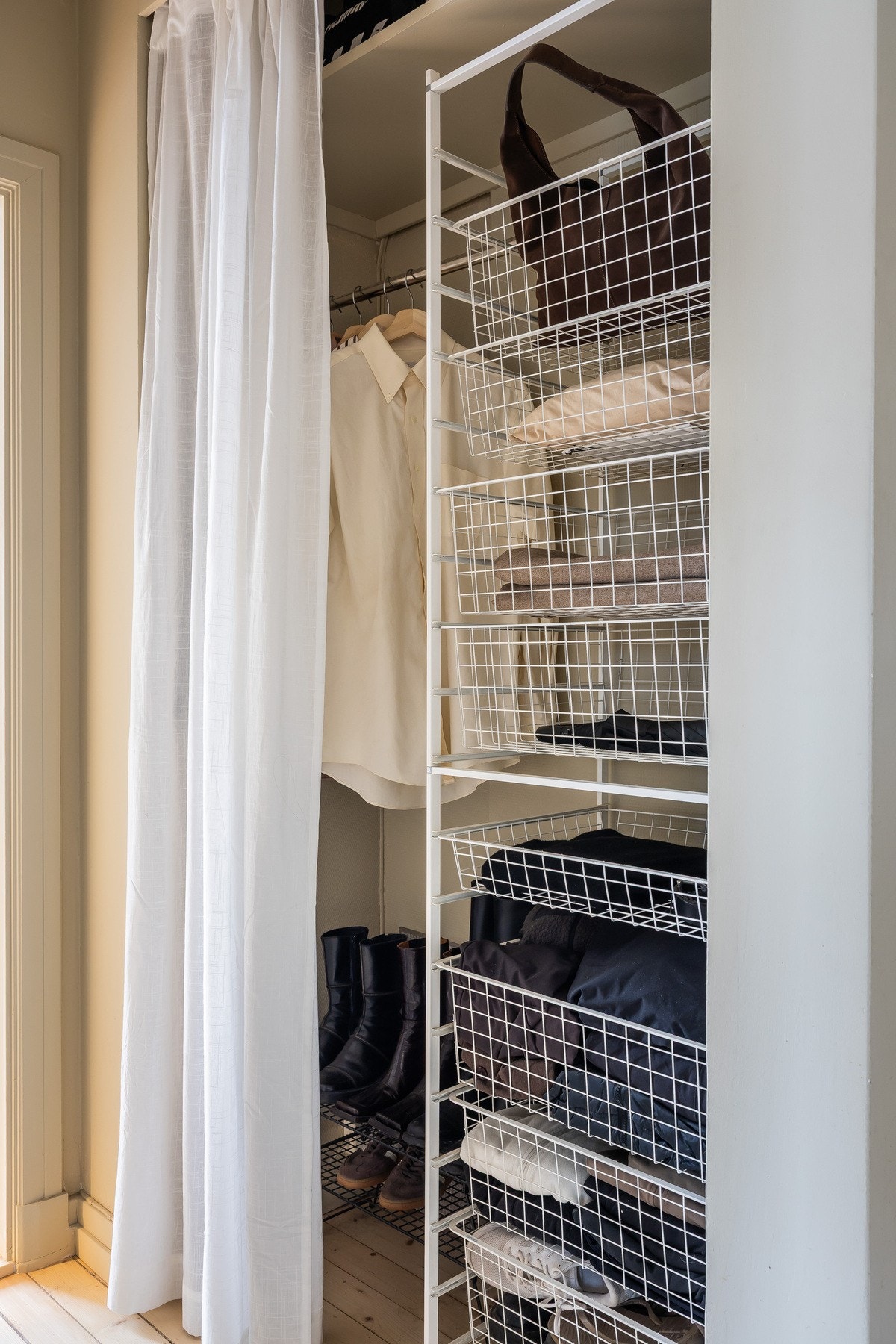 Gode oppbevaringsmuligheter. I leiligheten er det et kott i tillegg til disponibel kjellerbod. Galleribilde