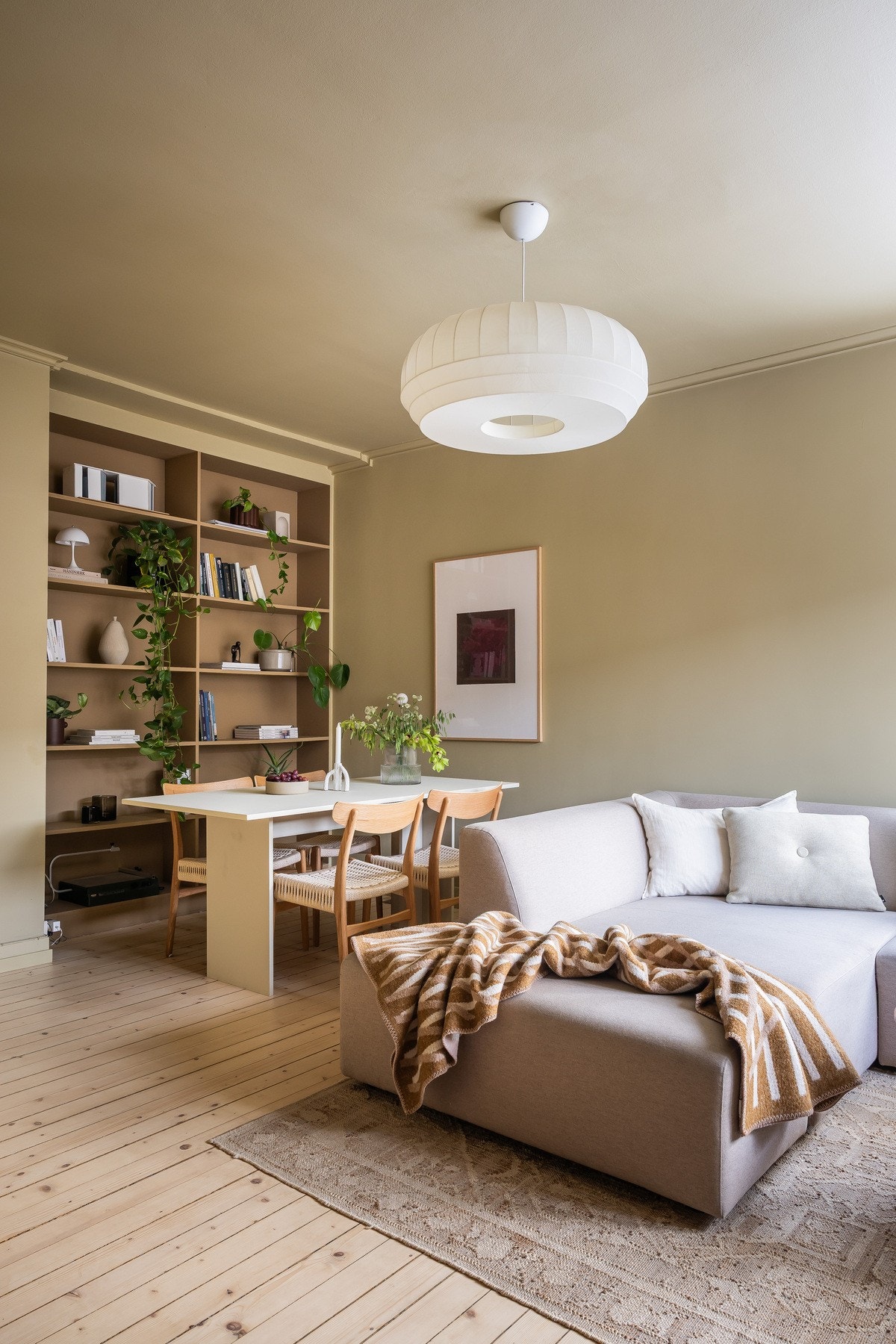 I nyere tid har originale tregulv blitt lakkert og vegger malt Galleribilde