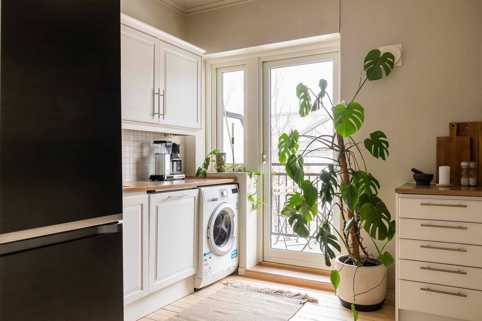 Utgang til den ene balkongen fra kjøkkenet Galleribilde